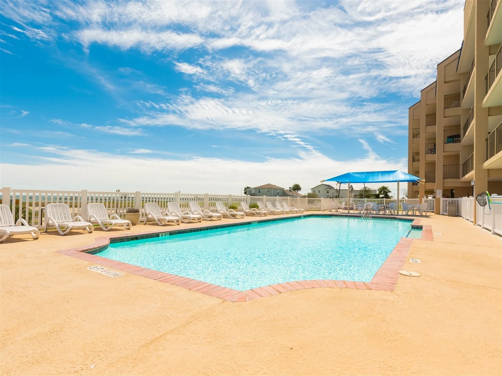 Laguna Reef resort pool and hot tub with panoramic waterfront views – Paradise Rockport