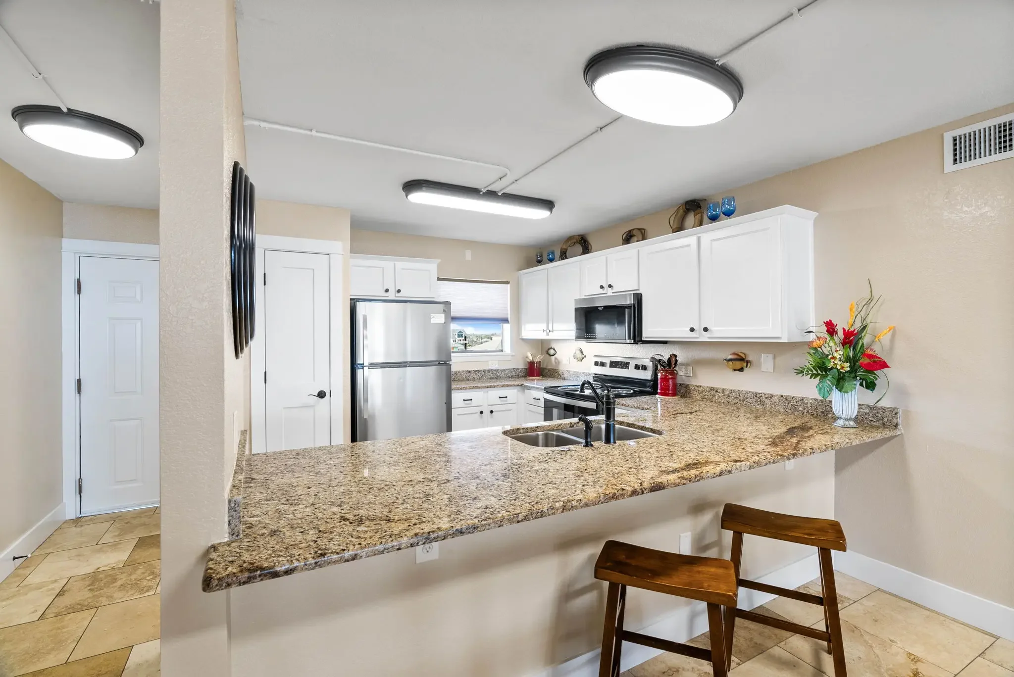 Fully equipped kitchen with stove, microwave, and refrigerator – Grandview vacation rental Rockport