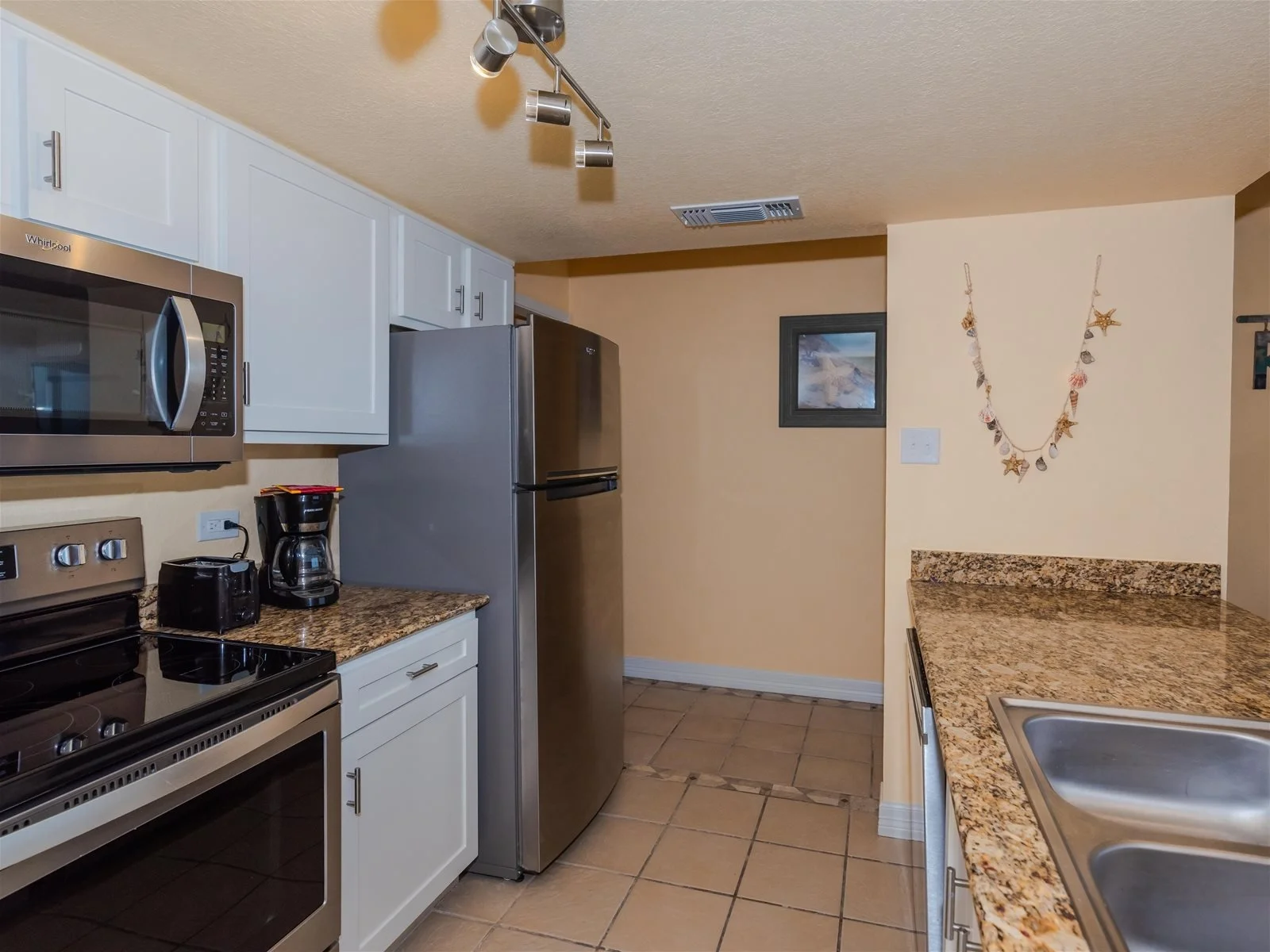 Fully equipped kitchen with stove, oven, and refrigerator – Paradise vacation rental Rockport