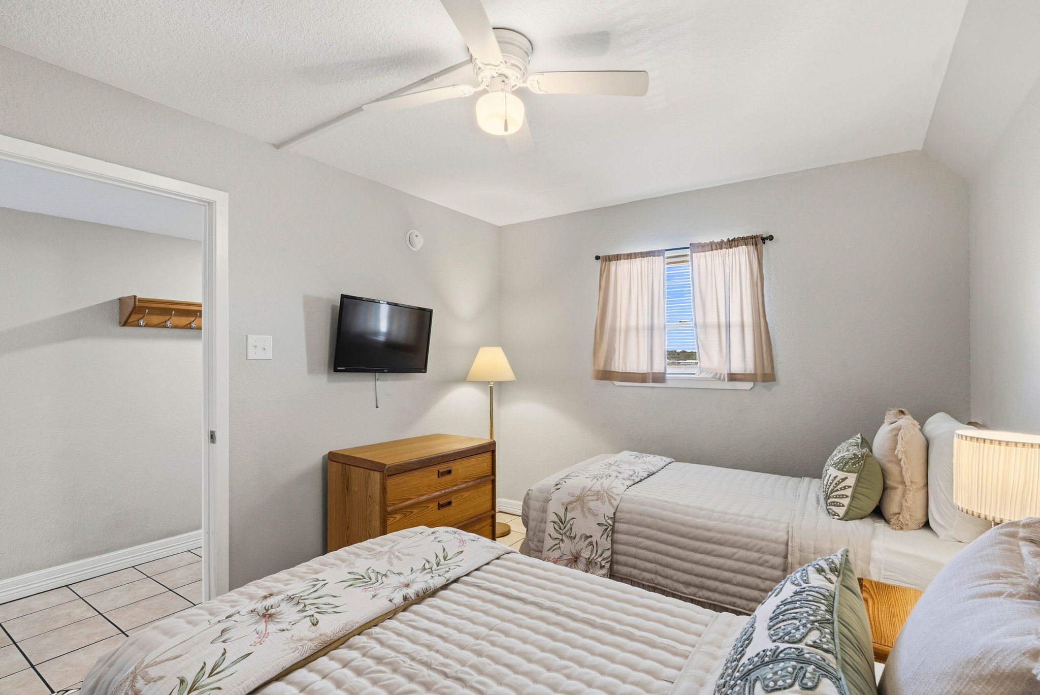 Twin guest bedroom with coastal décor in Peaceful Pelican, Rockport TX vacation rental