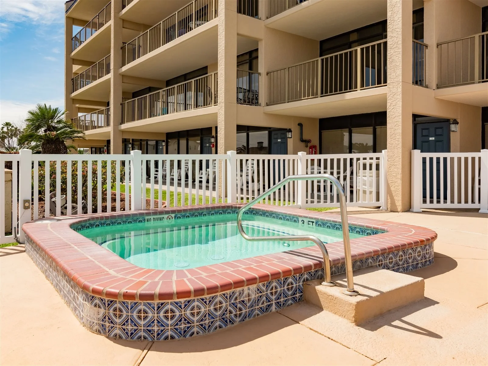 Laguna Reef resort pool and hot tub with panoramic waterfront views – Paradise Rockport