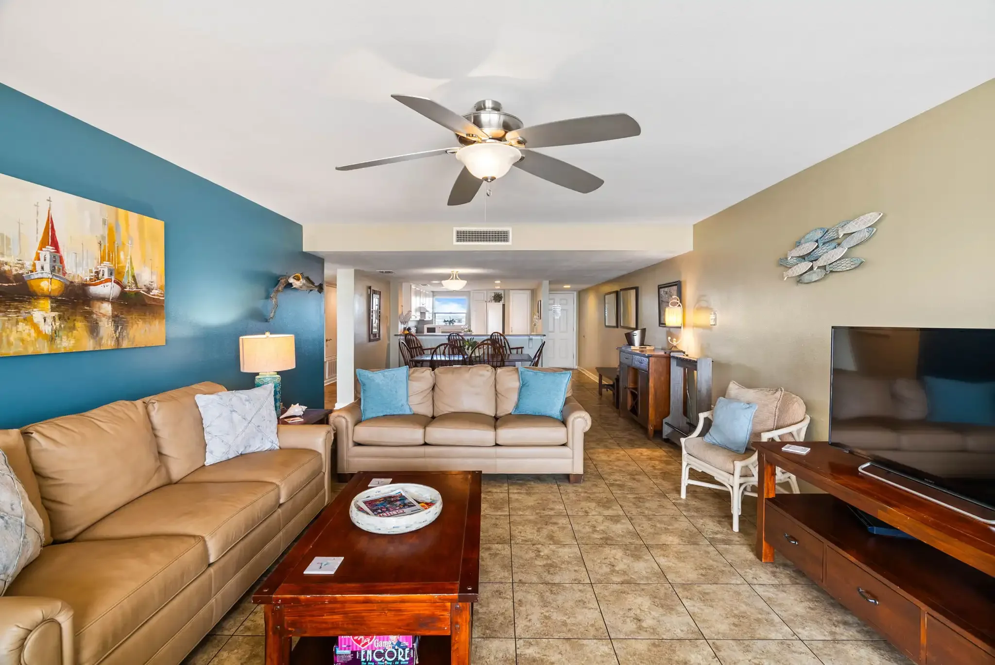 Living room with queen sleeper sofa and bay view windows – Cool Runnings condo Rockport