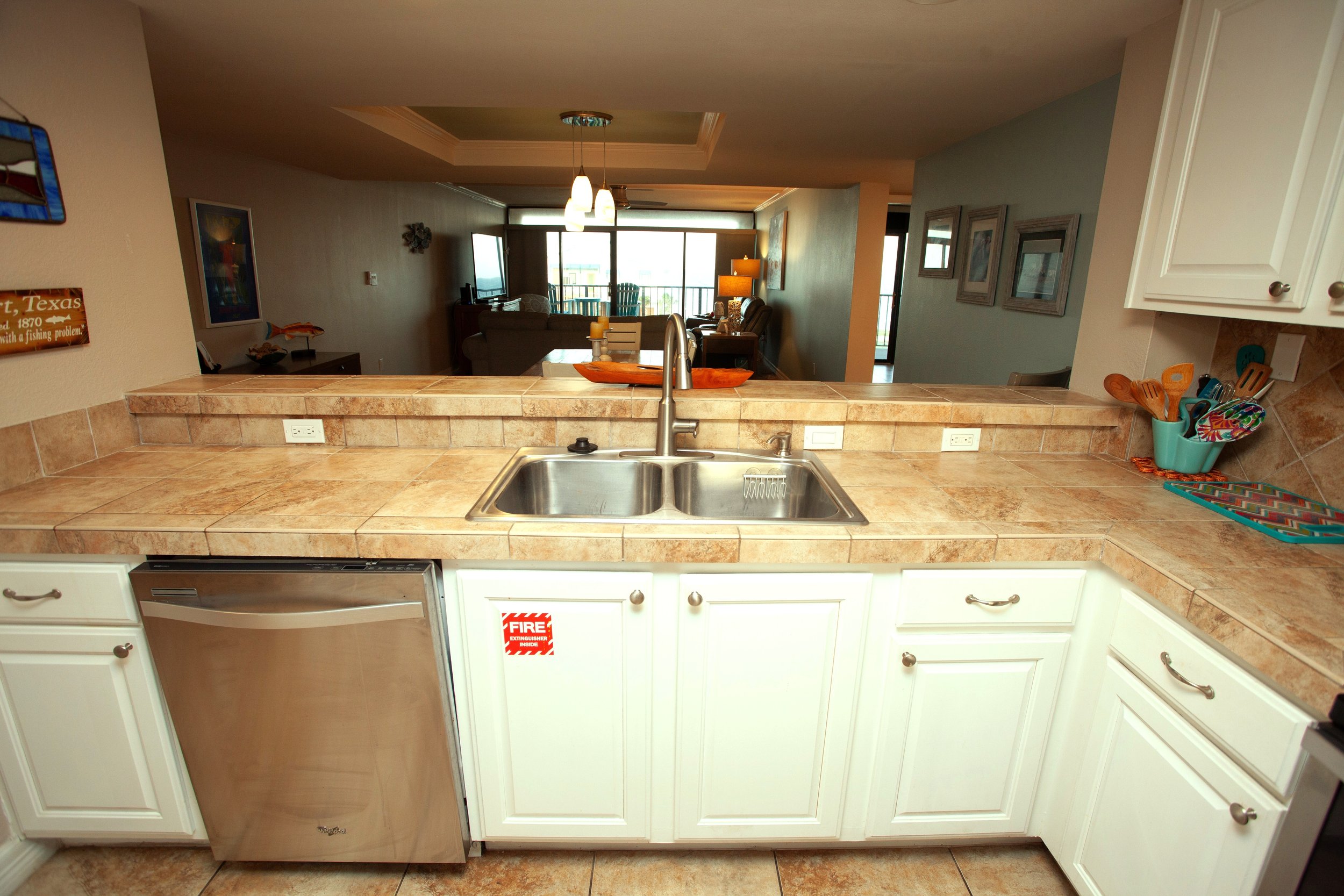 Kitchen004_Laguna-Reef-316_turtle-cove_Rockport_0065.jpg