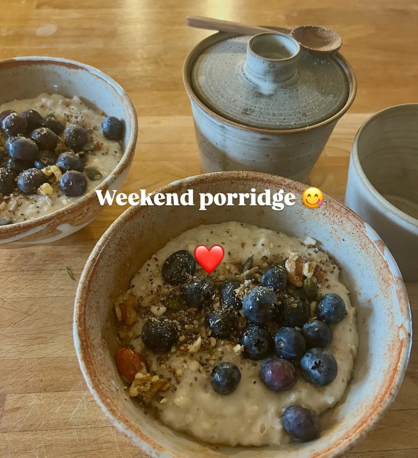 The lidded pot is the first one I made last year and probably one of my favourites, I keep chopped nuts and seeds in it to sprinkle! #ceramics #pottery #handmade #stoneware #porridge