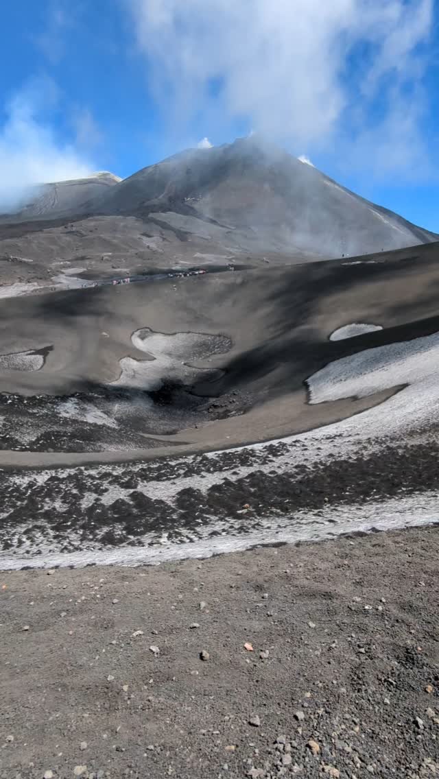 Nature is art, we just need to stop, look and listen.
#volcano #aetna #sicily