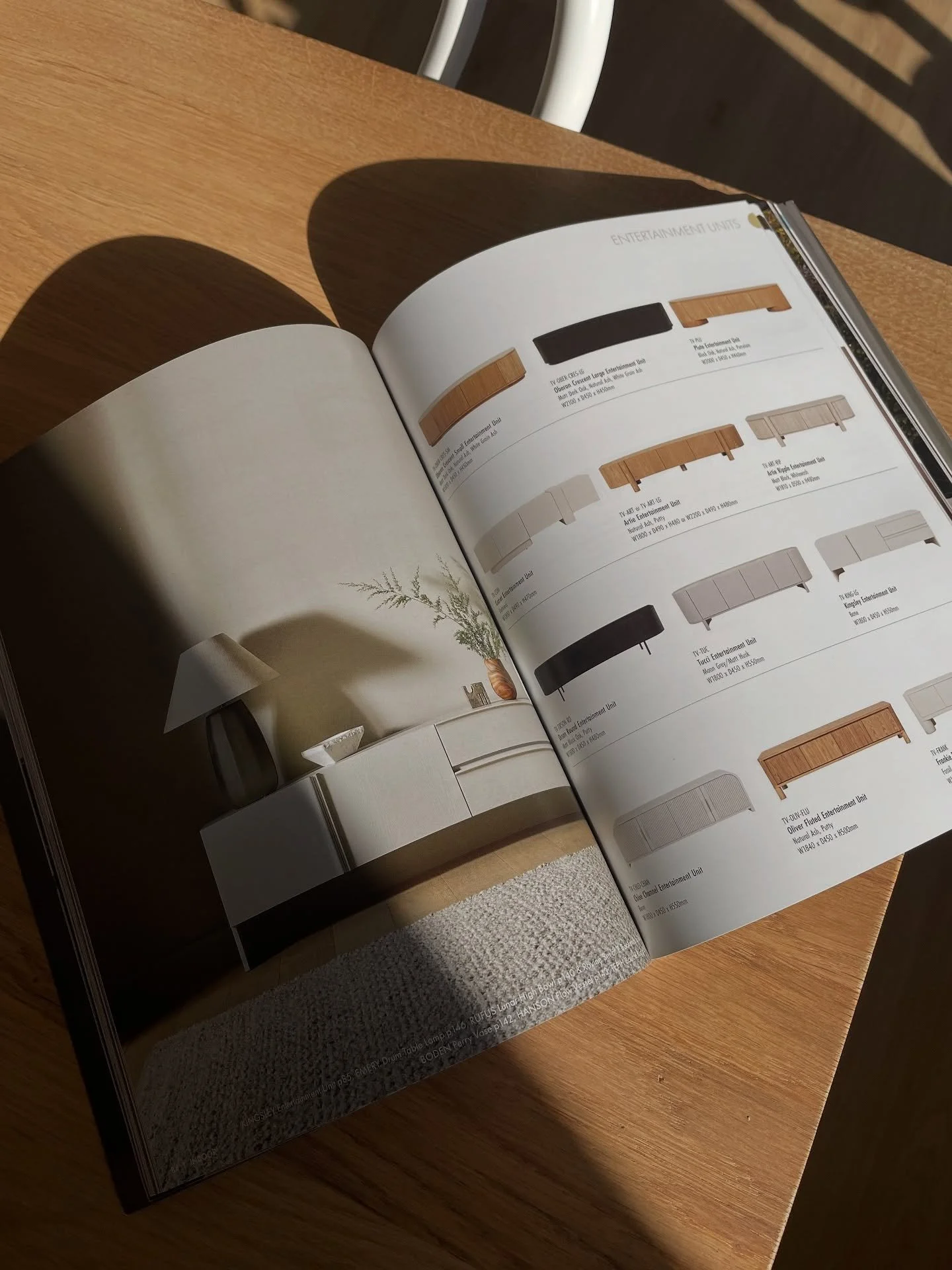 The weekly roundup 〰️

01 wonderful catchup with Sofia from GlobeWest and browsing their new range

02 pretty new business cards arrived

03 wall hanging sourced from @rigbys_homewares 

04 lighting inspo from Modefinity 💡 

05 finally some sunshine