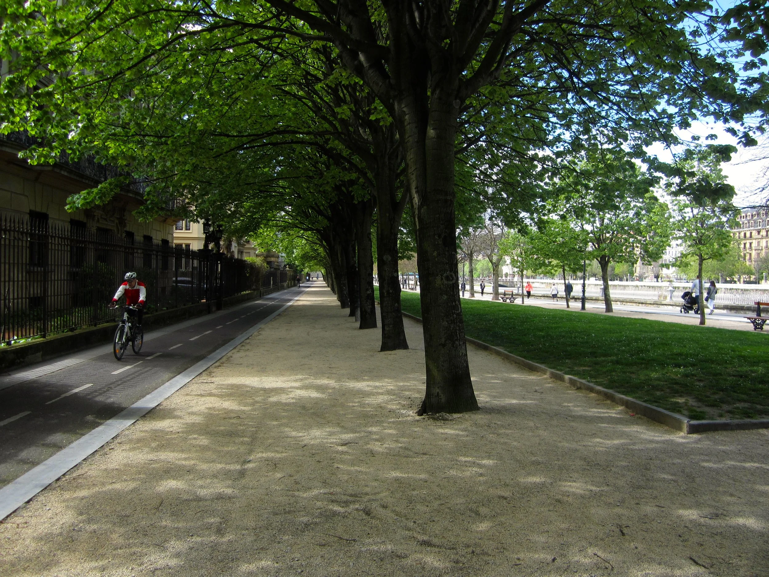 Green infrastructure improves health and wellbeing while mitigating exposure to climate extremes