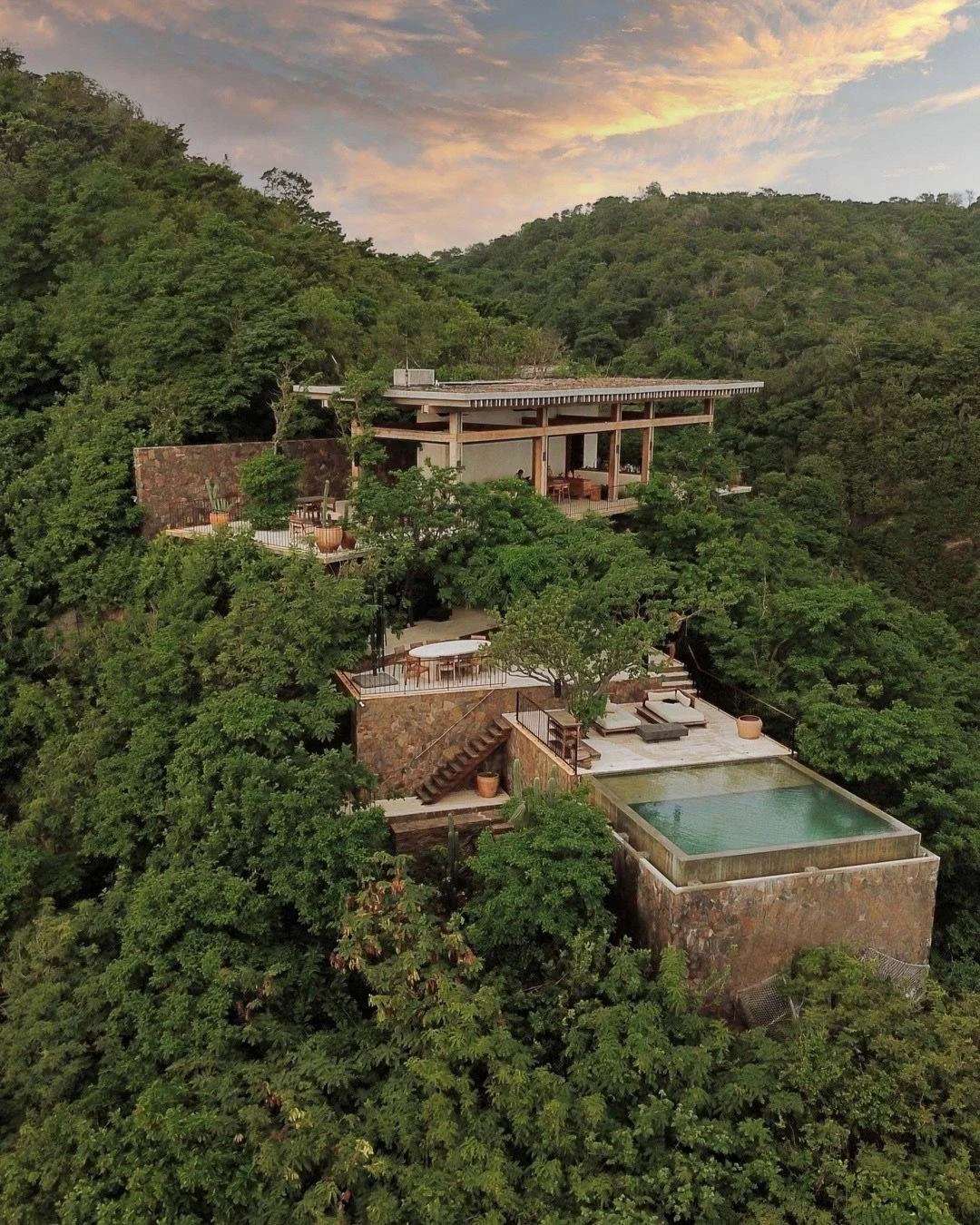This is what &ldquo;away from it all&rdquo; looks like in Oaxaca.

La Valise Mazunte is a masterpiece designed by the visionary architects Alberto Kalach and Ignacio Urquiza. Just seven open-air suites sit on the cliffs of the private El Tor&oacute;n