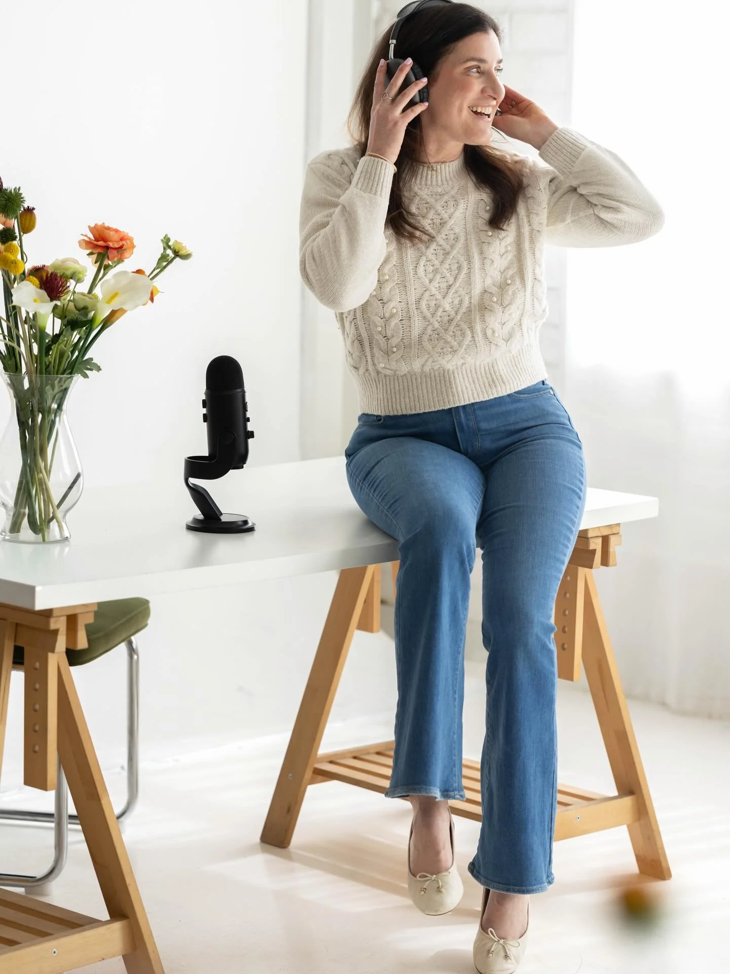 In my zone, and feeling so aligned, and what a gift to share my voice with the world! 🎙️ To talk about interior design, motherhood, entrepreneurship and how we can be alignment with these things in our life. We get to create the story of our life, t