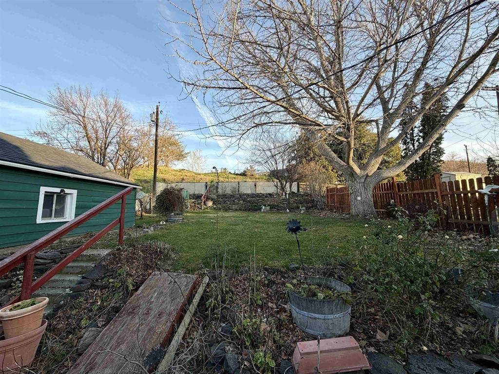 1208 Playfield Ave., Prosser, WA 99350