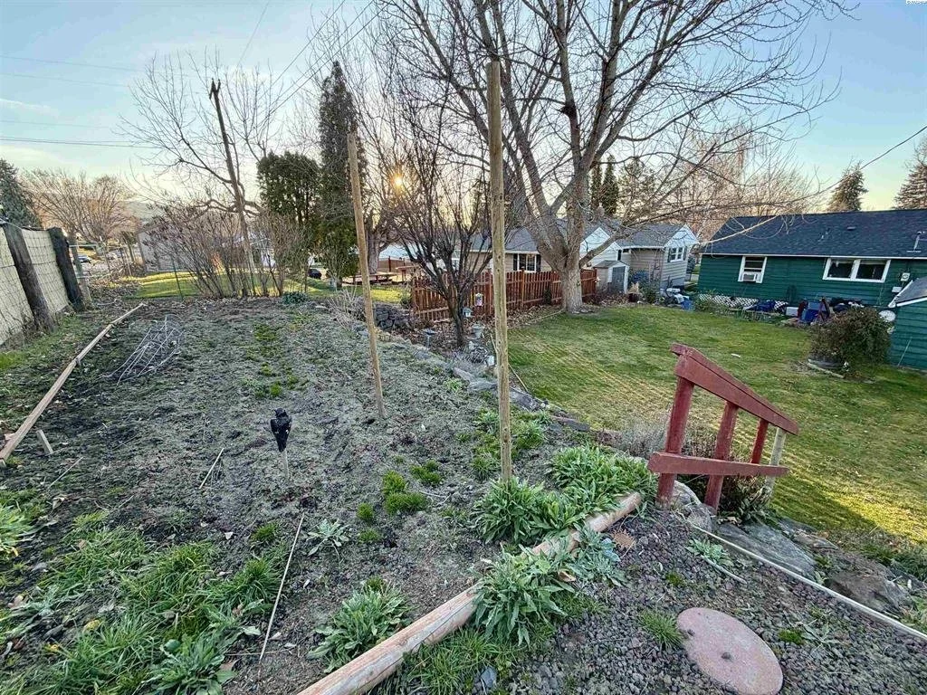 1208 Playfield Ave., Prosser, WA 99350