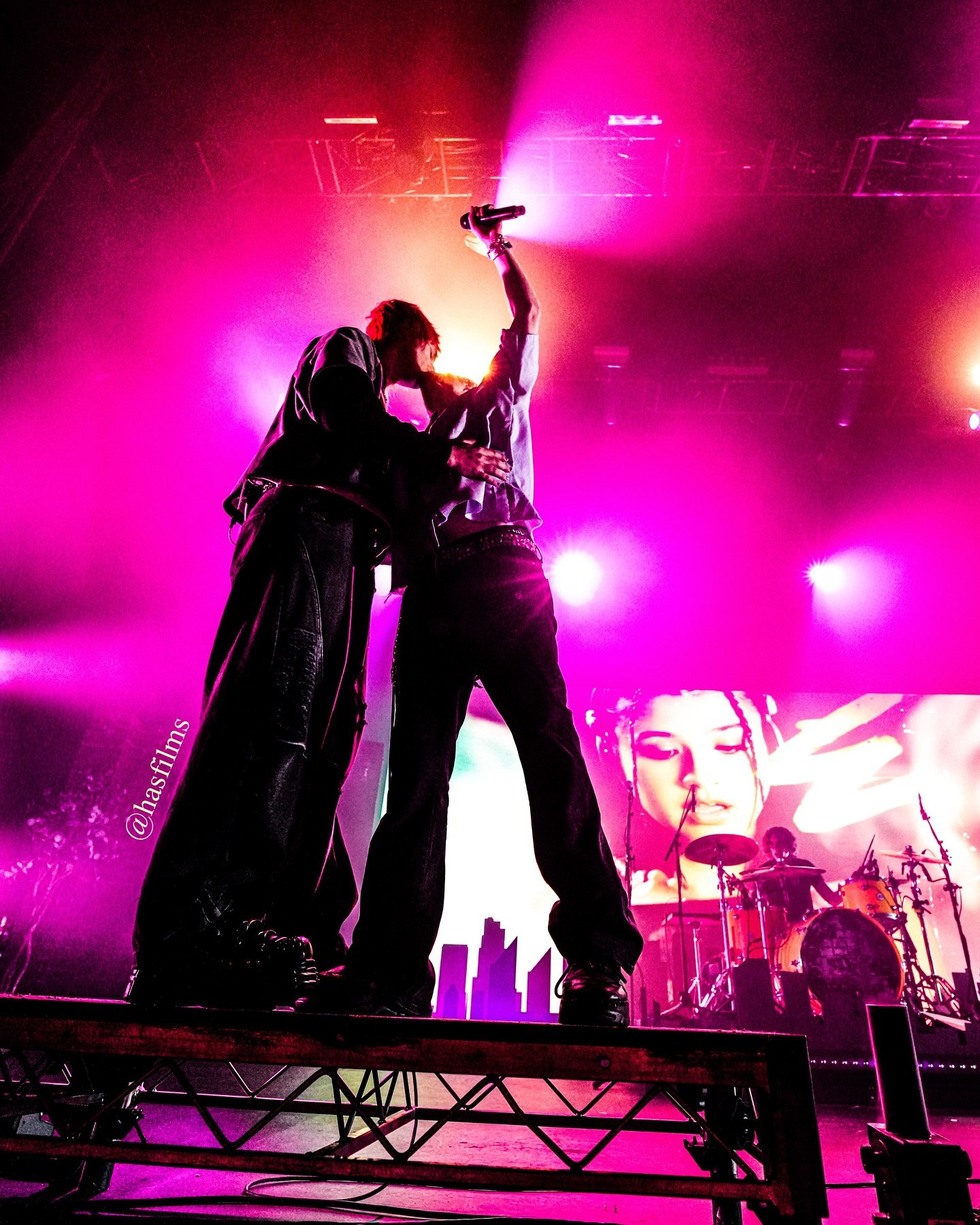 @waterparks LA SURPRISE GUEST💋 @awstenknight x @michaelclifford 📸

&bull; Follow to see new photos^ soon‼️Should I post more, let me know?!
&bull;
&bull; All photos belong to me (Hailey Sherman @hasfilms)
&bull;
&bull; #waterparks #awstenknight #mi