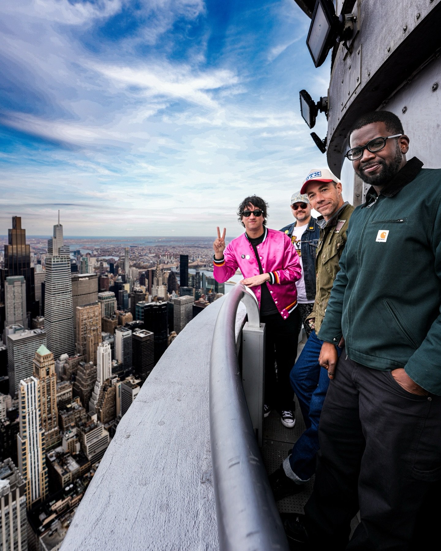 🍎 High from NYC 🚕🗽 for @plainwhitets 🥯

&bull; 
&bull;
&bull; #plainwhitets #photo #photographer #concertphotography #tourphotographer
