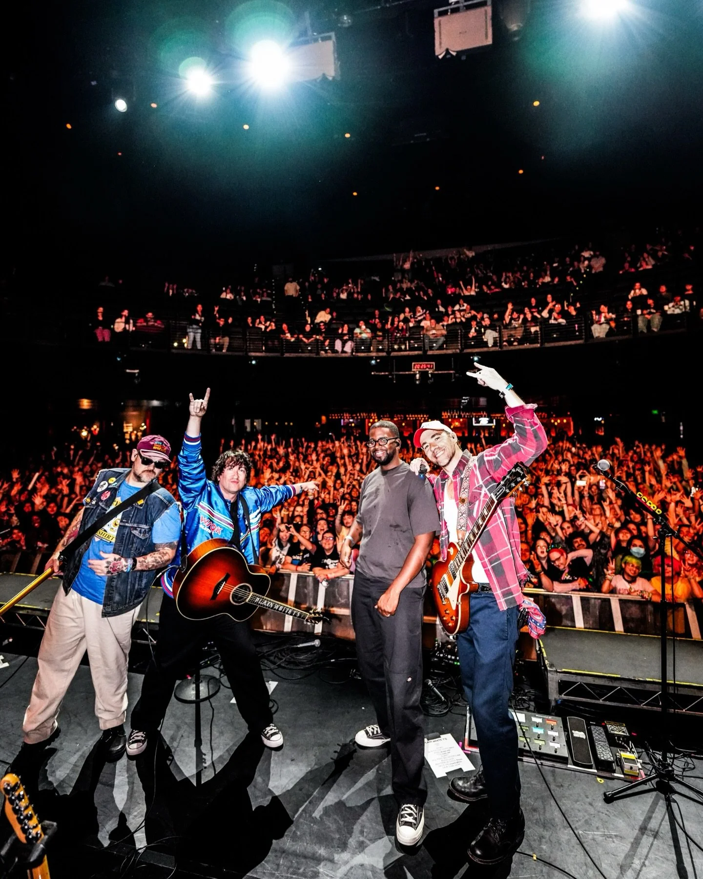 📸 From the final show on the @waterparks tour w/ @plainwhitets in Los Angeles ⭐️🎸

&bull; #plainwhitets #photographer #concertphotography #sonyalpha #tour
