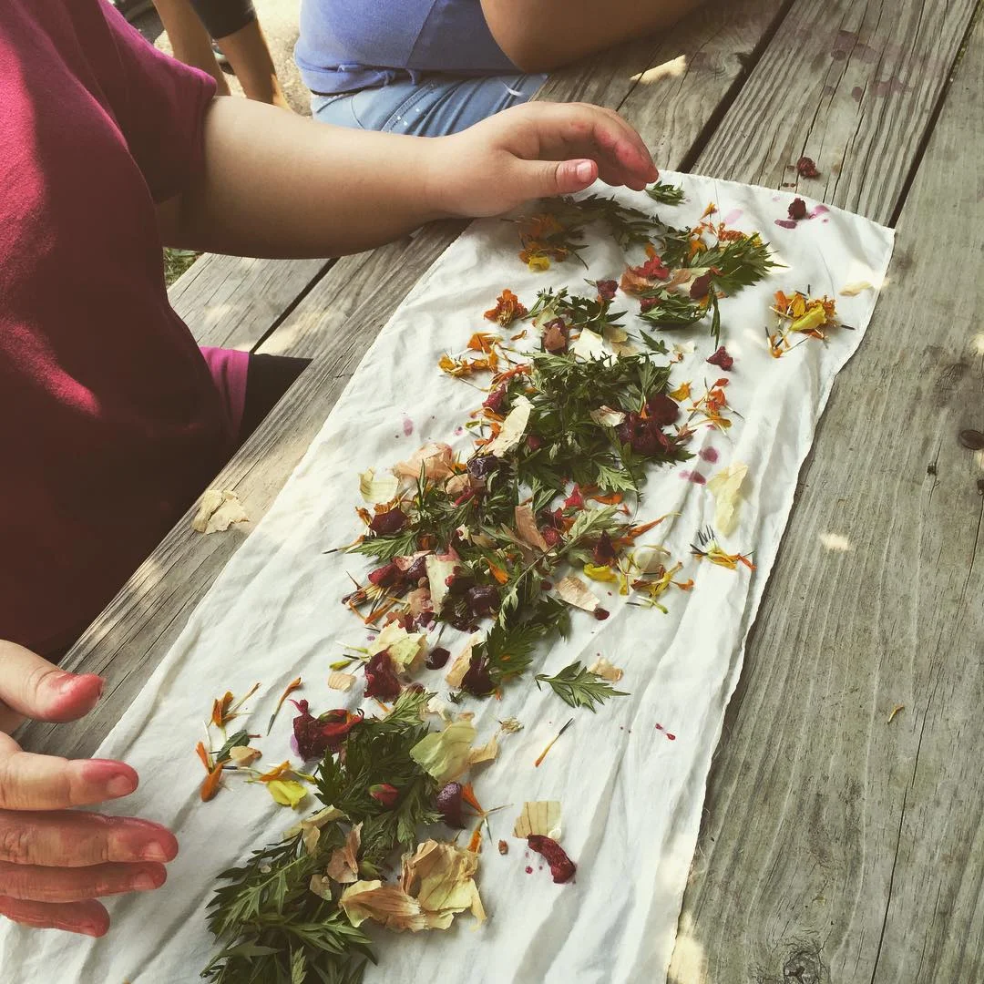 The girl who lost her eyesight since she was 9 was enjoying designing&nbsp;with flowers, leaves, fruits and onion skins. Those aromas and feelings inspired her to create images with&nbsp;colors.