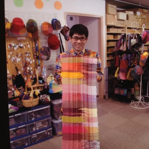 Kohsuke Sugano (Male, 20 years old)He has been weaving at Art Saori for 2 years after graduating from High School of Special Education. &nbsp;He is fond of expressing his young energy with bright colors. &nbsp;He is very excited and conscious about …