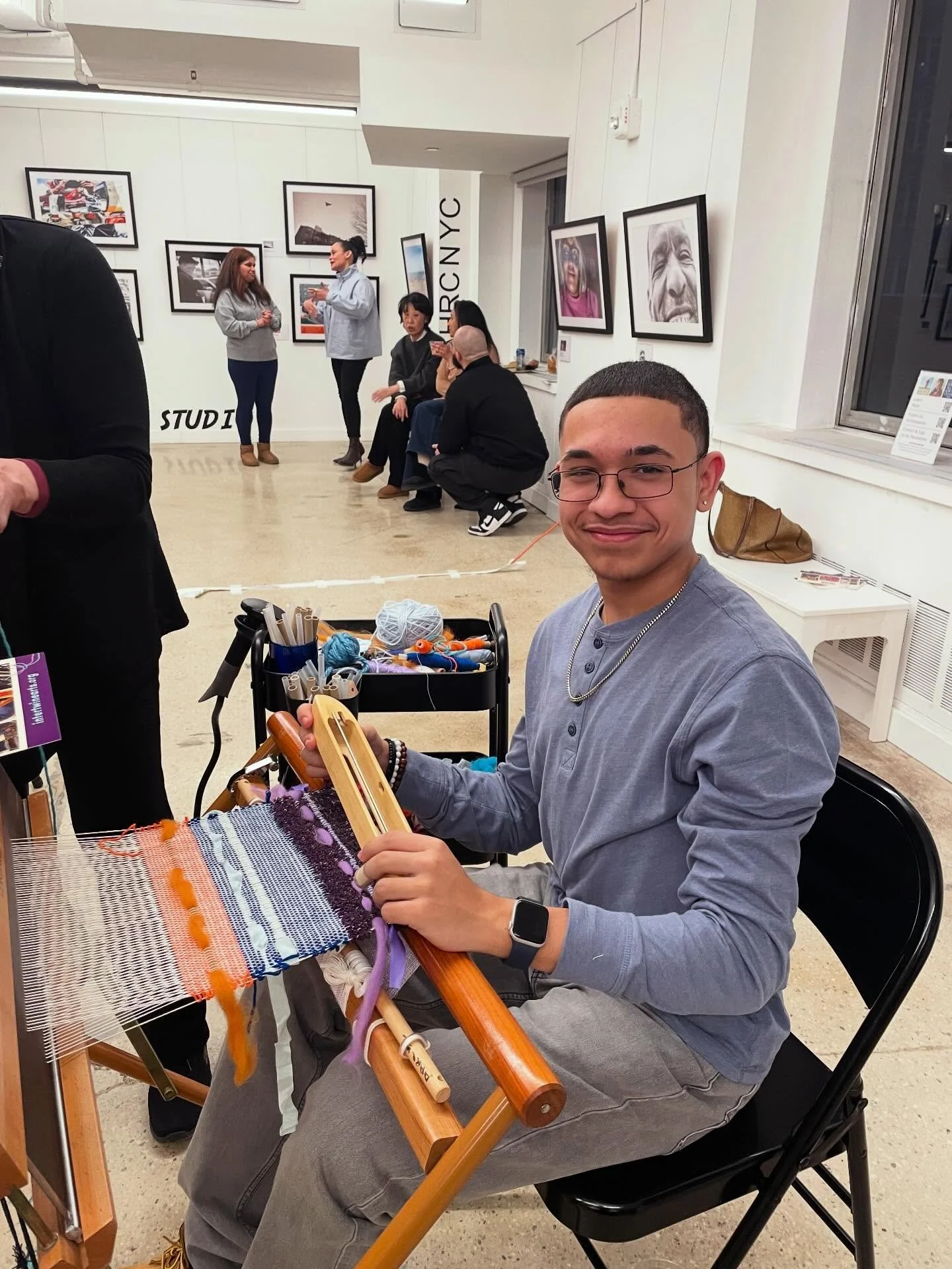 Today we helped celebrated the wonderful staff at @ahrcnyc ! A huge part of our mission at Intertwine Arts is to provide weaving not only to artists with disabilities, but also to their families, carers and staff 🫶🏻 @ahrcnyc staff - we appreciate y