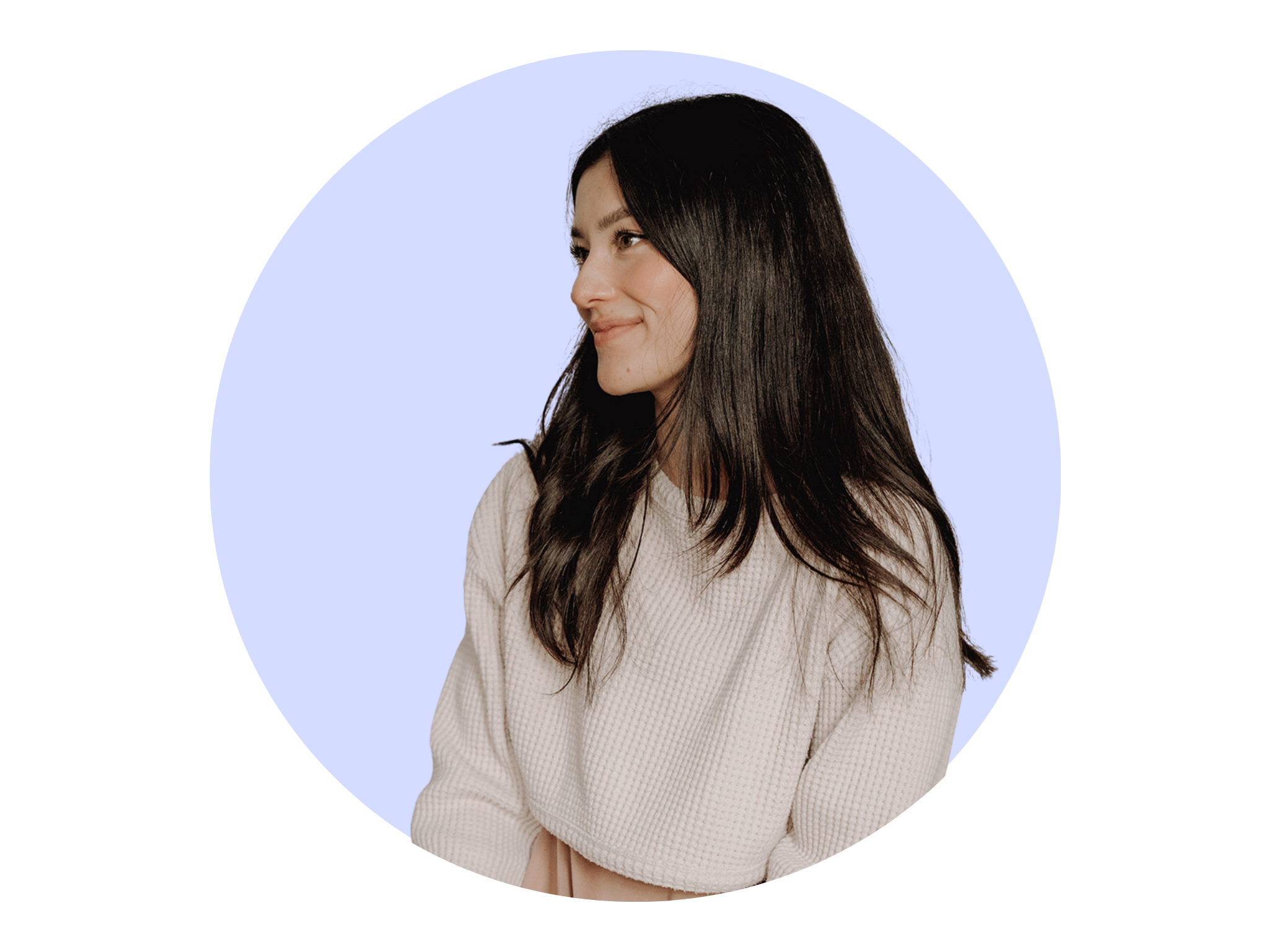 Frau mit langem dunklem Haar, die nach rechts lächelt, trägt einen cremefarbenen Pullover, vor hellem Hintergrund mit blauer Schattierung.