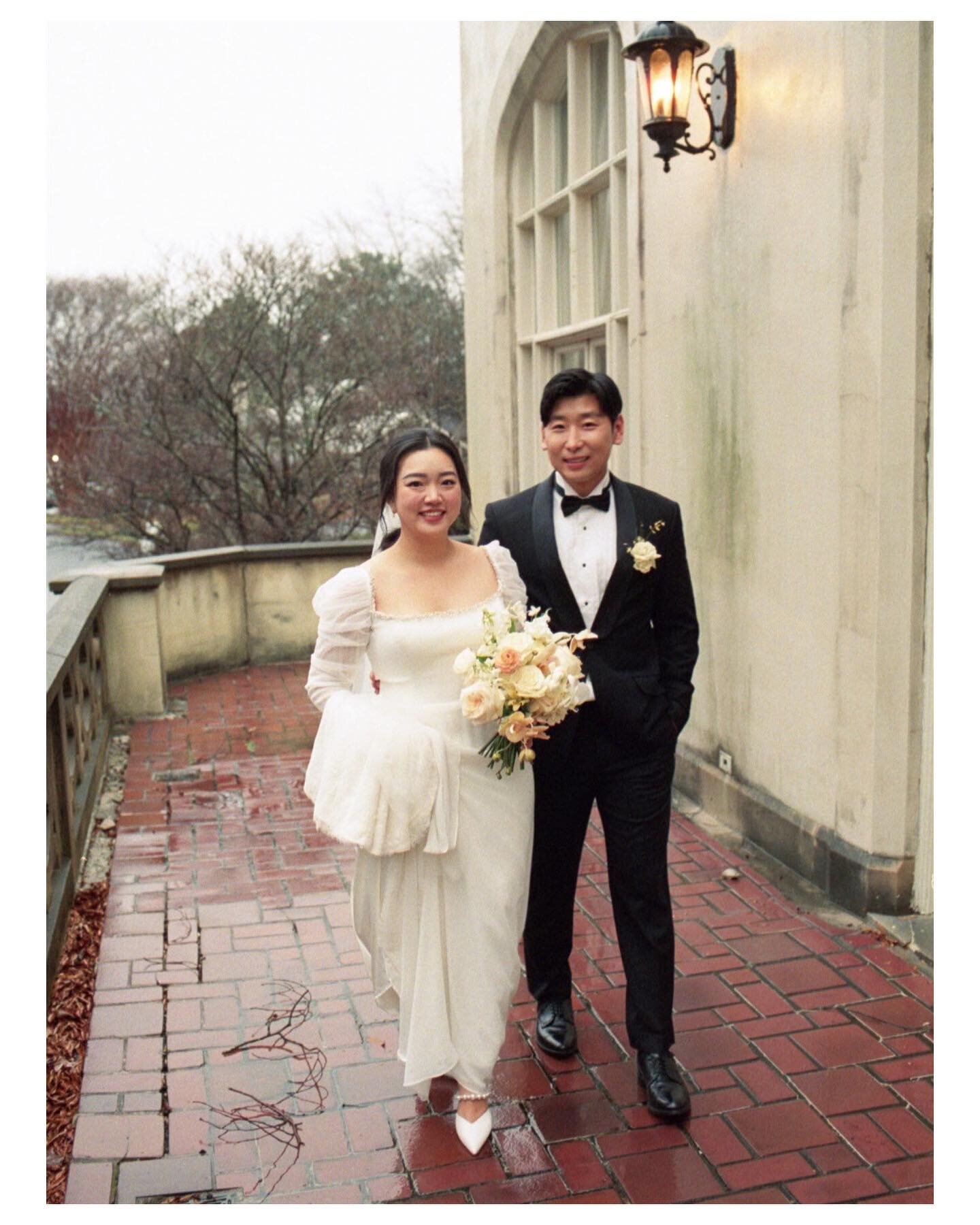 Michelle &amp; JT's dreamy winter wedding day in Atlanta 💓
.
@smoothasbutterweddings 
@mixproatl 
@jwon.florals 
@majesticphotobooth