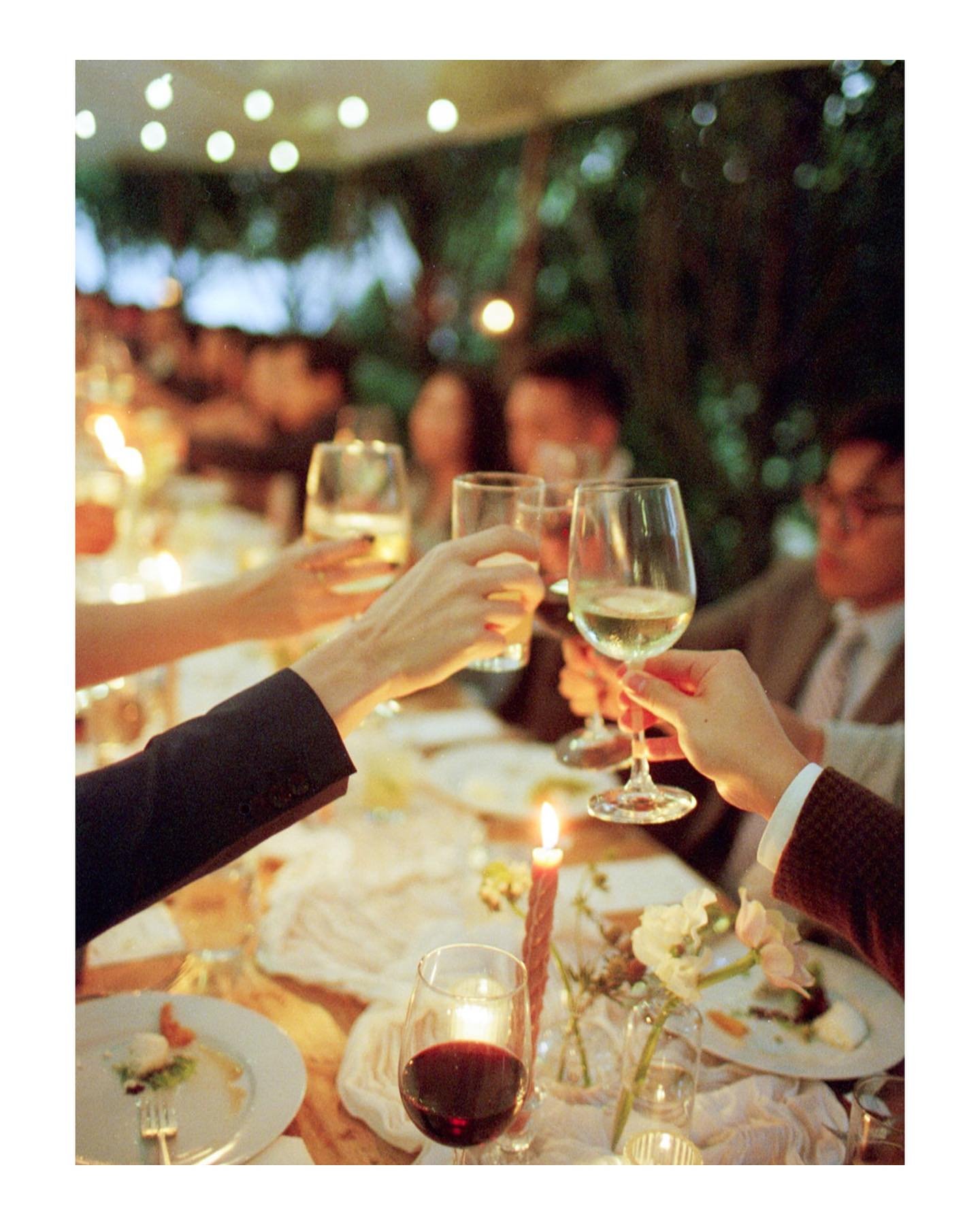 That warm twinkling glow durning dinner and speeches. What a dream 💖
.
venue: @mndfarm 
catering: @lilyandrose____ 
florals: @poetfloral 
dress: @kyhastudios 
dj: @dashspeaks 
Hair and makeup: @_sarahahn &amp; @hks_yui 
tent: @bigtoptentrentals3353