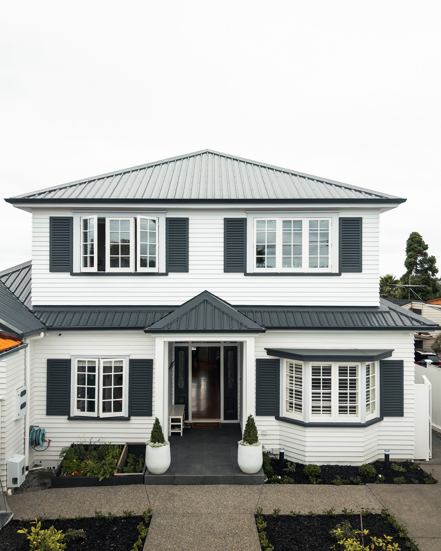Check out one of our new finished projects we&rsquo;ve just wrapped up with the team from @jacksonbuildersnz.

We supplied the full exterior joinery package for this one, including a range of timber joinery pieces, perfect for this modern upgrade.

A