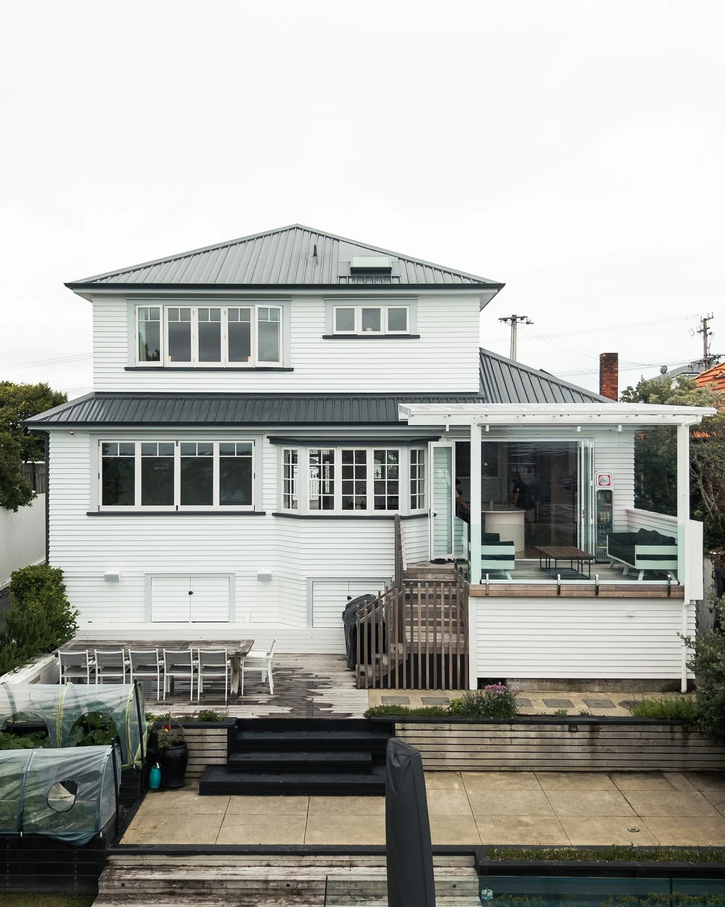 Different homes. Different styles. Same design versatility.

Timber joinery adapts just as easily to heritage details as it does to clean, modern architecture. It follows the design intent, not the other way around.