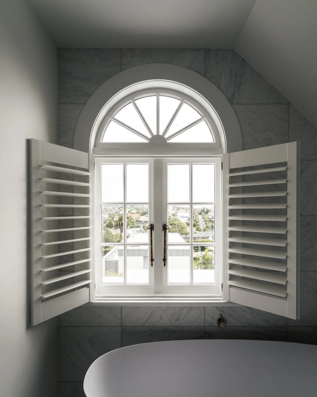 Good builders make jobs easier, but great builders make them look effortless. That&rsquo;s exactly what @thebuildingco2006 did on this Remuera project.

We worked alongside their team to deliver a full joinery package across the home, including bifol