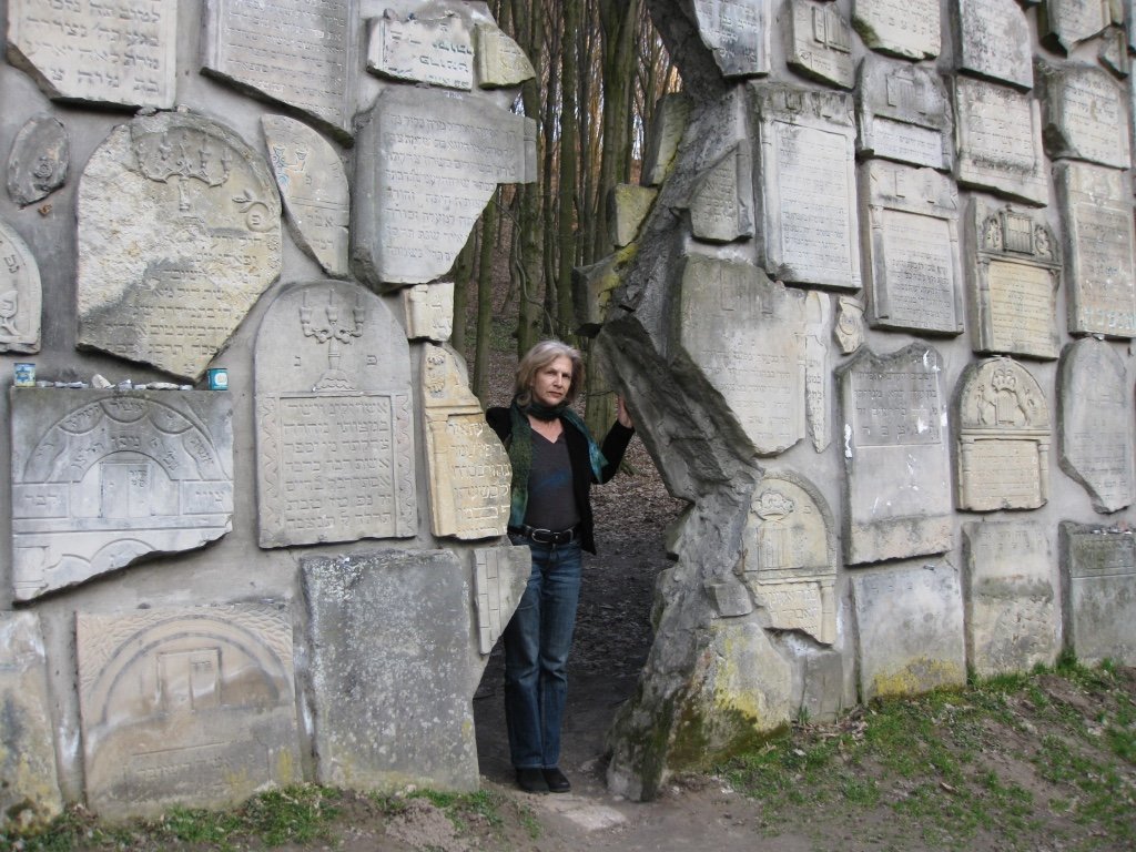 Crack in the Wall, Kazimierz Dolny. [photo: Tomasz Cebulski] 