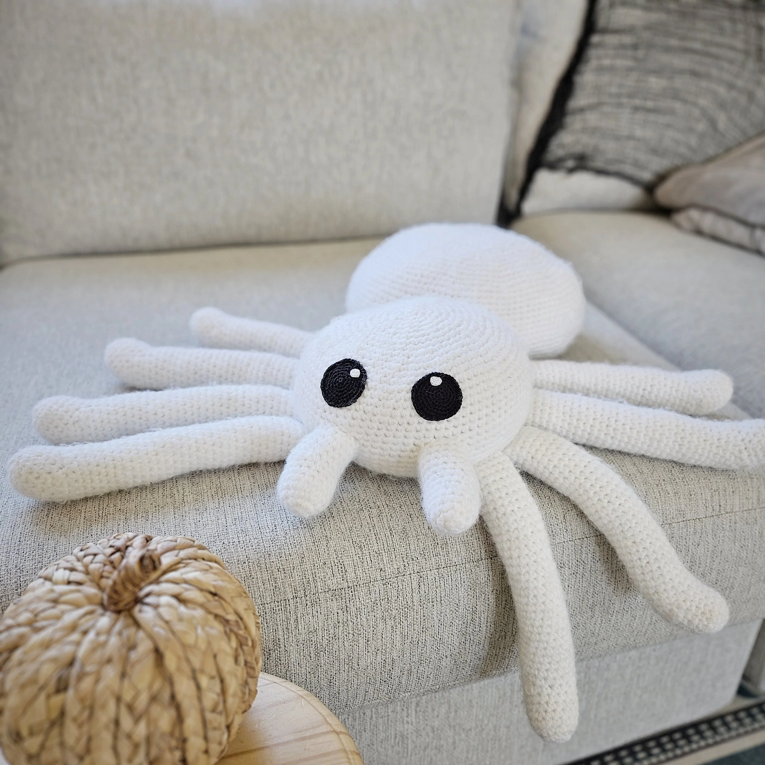 Free Giant Crochet Spider Pattern | Spooky Halloween Crochet Plush ...