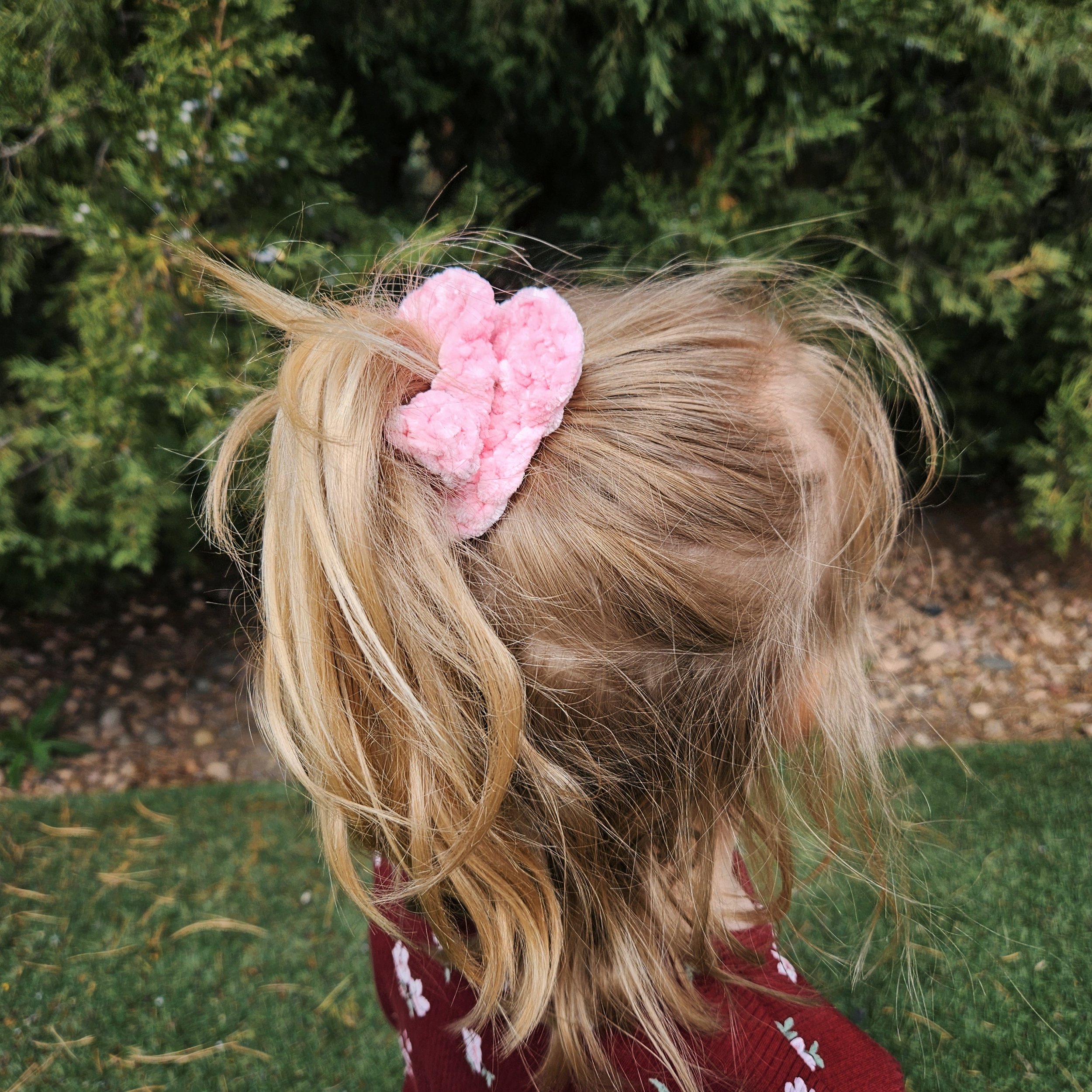 free crochet flower hair scrunchie pattern worn by a girl