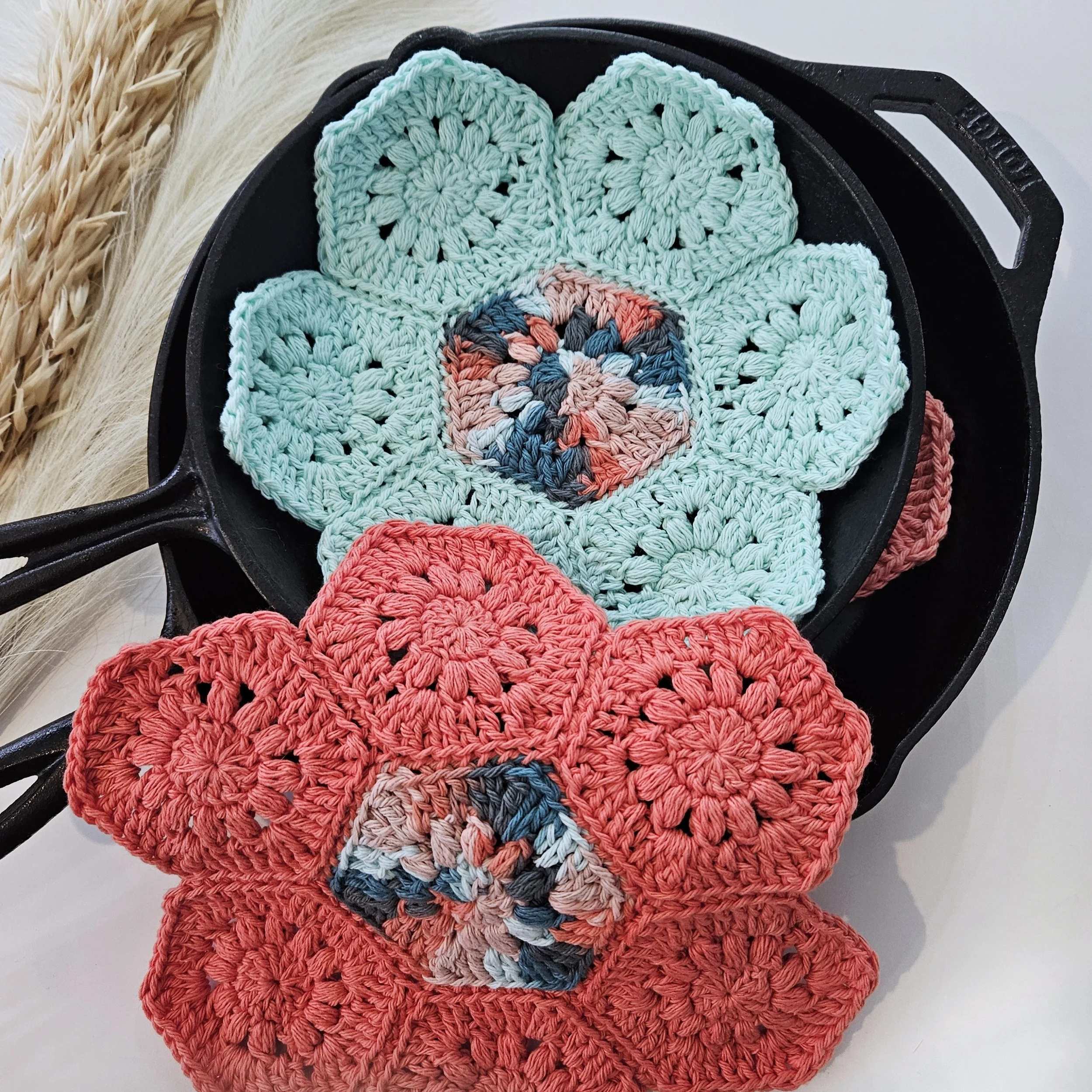 crochet-pan-saver-hexagon-flower-free-pattern.jpg