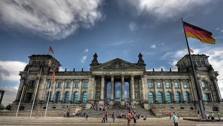 IS THE GERMAN PARTY SYSTEM COLLAPSING?