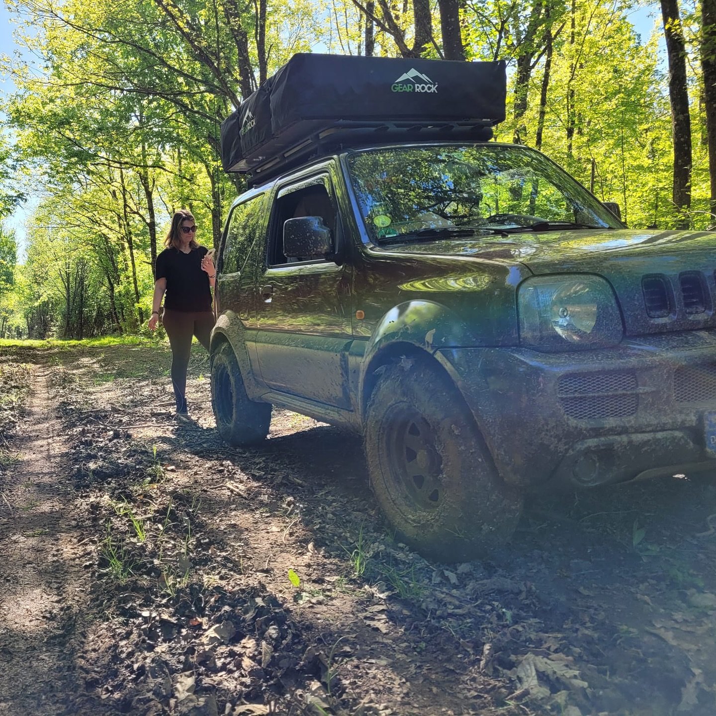 Ausflug Suzuki Jimny mit @gear.rock Chilkat 140🏕️ Das kleine Kraftpaket darf je nach Modell 50Kg Dachlast nicht &uuml;berschreiten, daher kommt es hier auf die genaue Auswahl des Dachzeltes drauf an☝🏻 Das Chilkat 140 kann vom Gewicht her von 52 auf