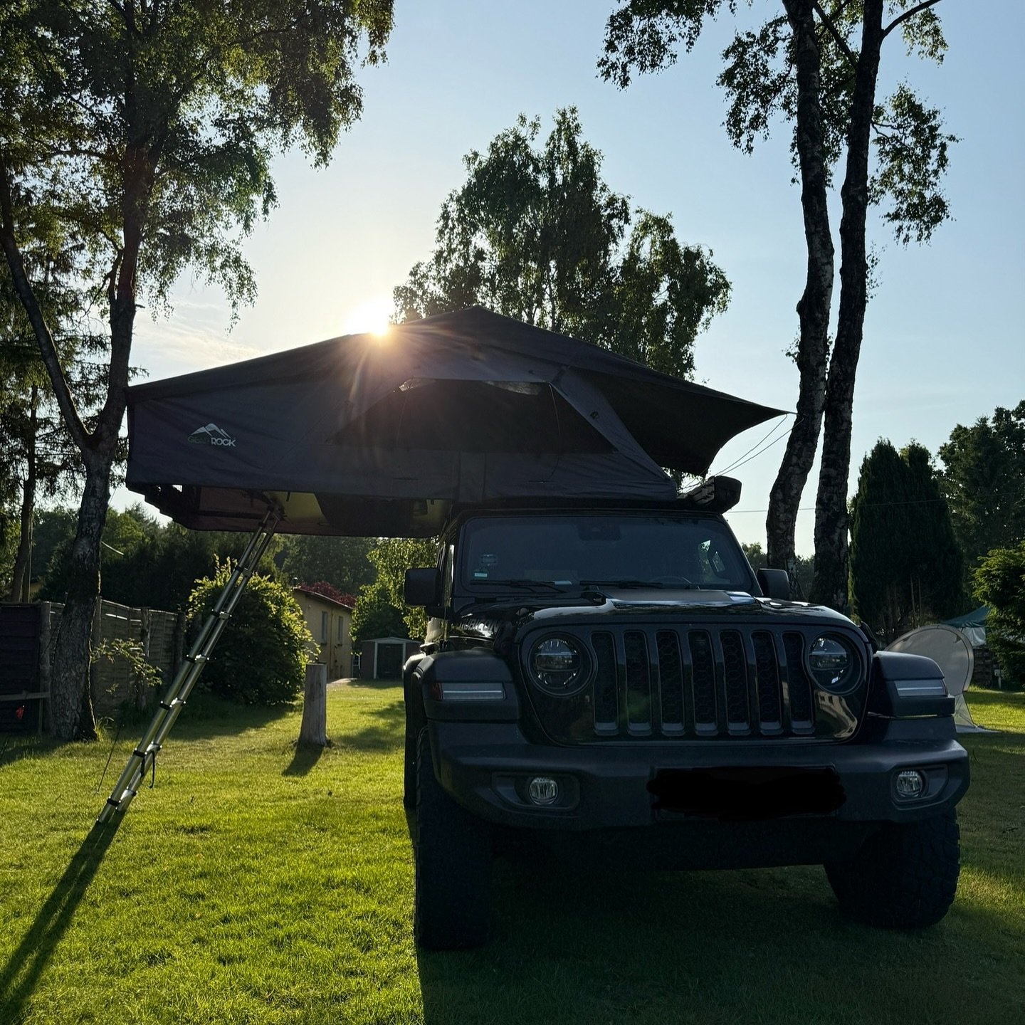 Start in die Sommersaison..😎🏕️☀️ Dachzelte bieten schattige Pl&auml;tzchen&hellip; cool oder? 🤠 

Genie&szlig;t das tolle Wochenende #summertime #dachzelt #weekendtime 🇨🇦
