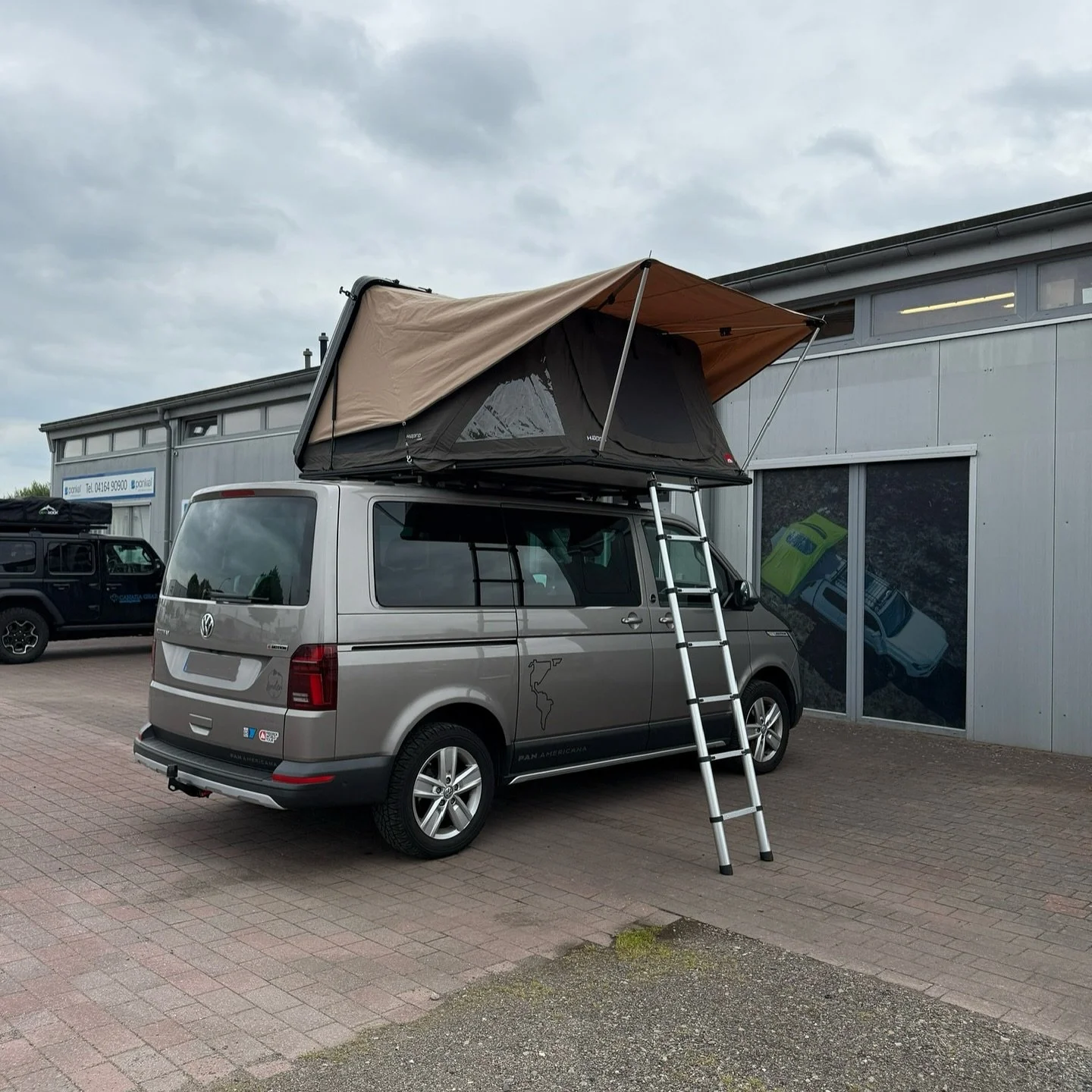 Das @haprotravel Vista XL in perfekter Kombination mit @vw T6 Multivan 🗺️ Hybrid #dachzelte haben den gro&szlig;en Vorteil ihrer kompakten Abmessungen im vergleich zu Softtop XL Dachzelten🙌🏻 Beim Hersteller Hapro kommt zudem die durchdachte Funkti