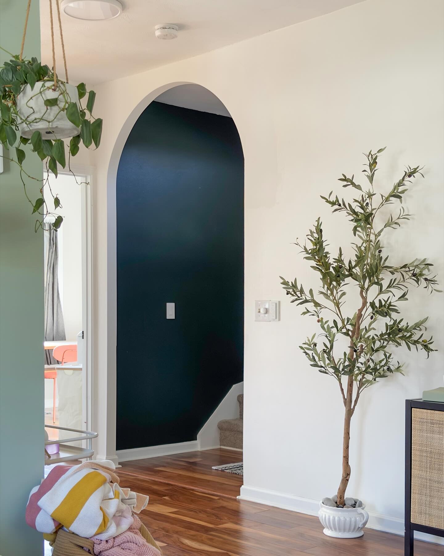 How much more inviting does this doorway look? Swipe ➡️ for the before. The arch created above this widened doorway was such a great way to not only make the space more inviting, but also is a classic architectural design which is coming back into po