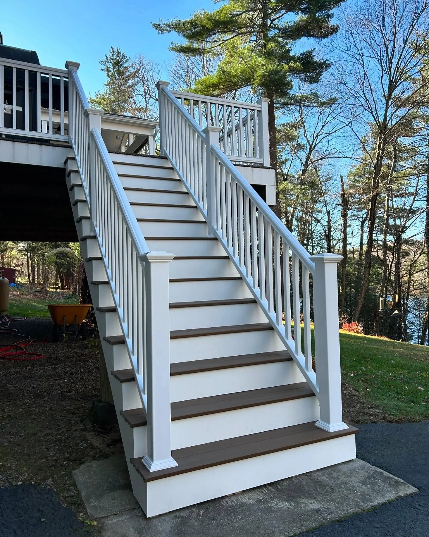 New set of deck stairs!
✅Replaced rotted stair stringers
✅Added an additional step to achieve a lower riser height and increase comfort.
✅Matched composite decking from existing deck.