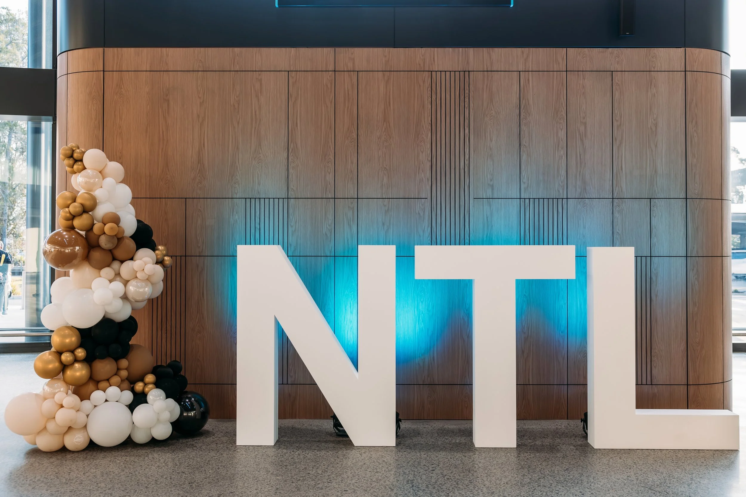 Balloons n Beyond Newcastle NSW. Balloons Newcastle NSW 