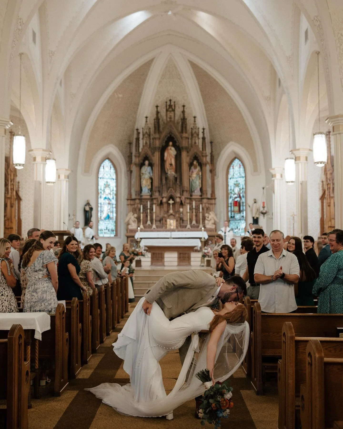 luke + laura 🪞 

this day was total bliss - exchanging gifts + praying before mass, little details in the beautiful @thecapitolroom and a moment for their perfect dip kiss ✨