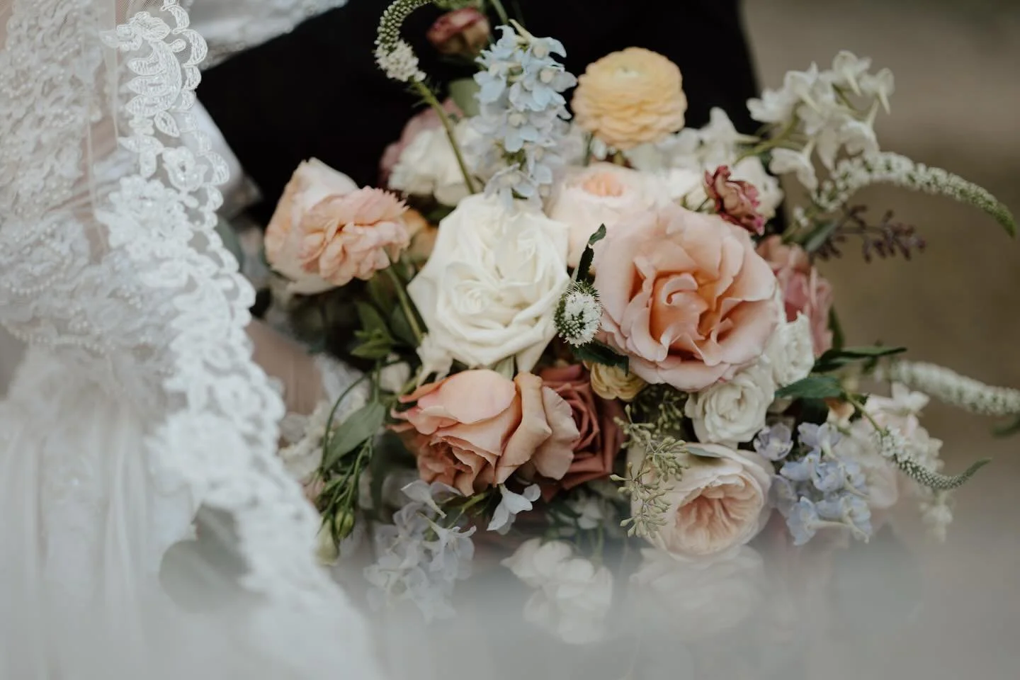 just thought this gorgeous bouquet needed a permanent place on the feed 🌸🪻🌼