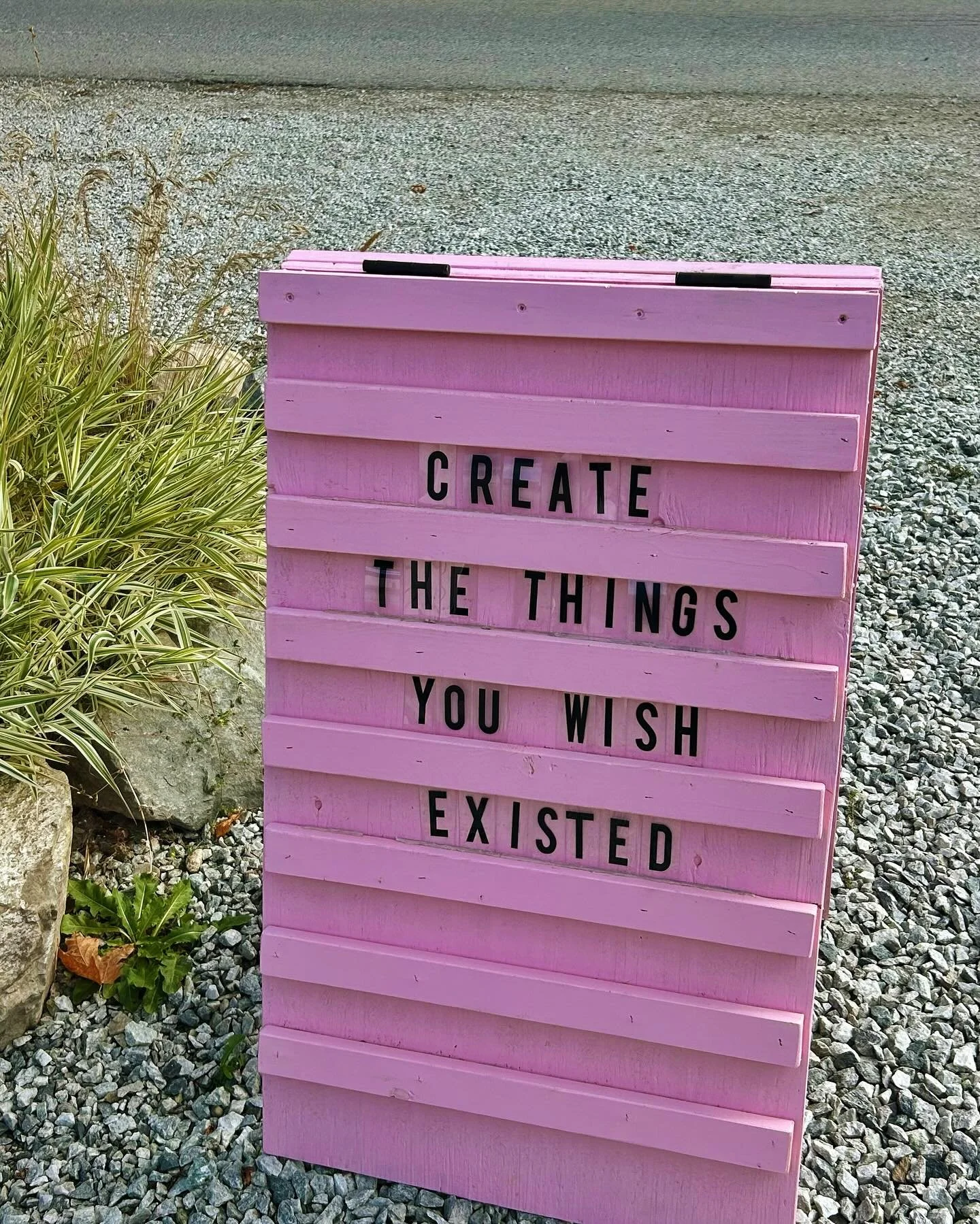 The cutest reminder spotted at @theshoponjackson on Saltspring Island&mdash;and we can&rsquo;t help but share 🫶🏻🥹❤️

#shoplocal #shopsmall #shopartisan #shopcanadian