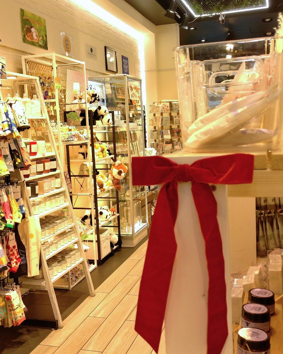 Robson on digital 📷✨🎄

Holiday season has entered the chat&hellip; and our stores are looking extra cute. Swing by your local Makers this weekend to get into the spirit ❤️ 

#GiftedByMakers