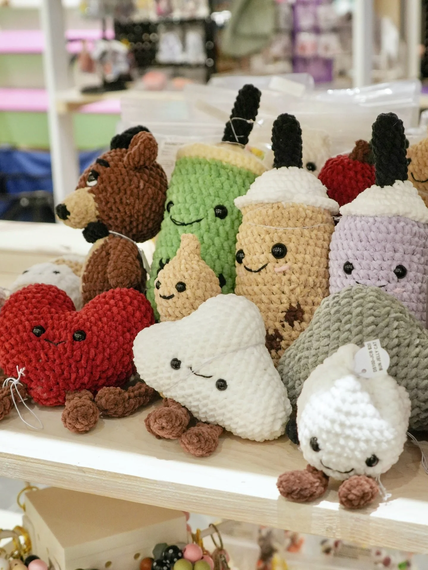 Oshawa centre!! We are open!🎉 we&rsquo;re so excited to welcome you to our brand new permanent location in the mall! 90+ local small Canadian businesses, thousands of products to discover, and as always, our vendors keep 100% of their sales ✨

Swipe