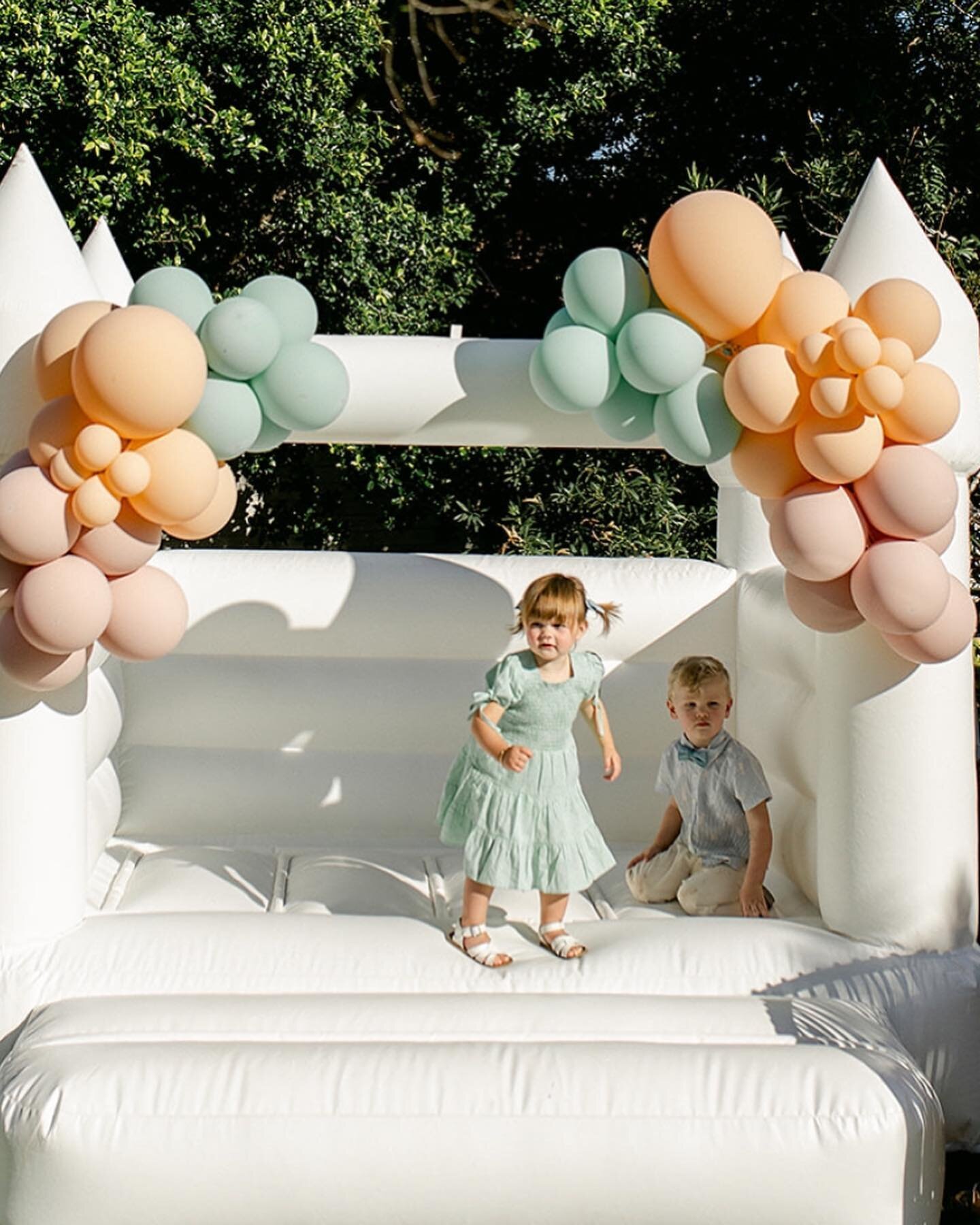 Hip hoppin&rsquo; into SPRING&hellip;just like that &hellip;&hellip;Easter 🐣 is around the corner 🐰! Elevate your Easter party with a bouncy and balloons for your celebrations ! 

Design + Balloons: @createandinflateevents 
Photographer: @thelauren