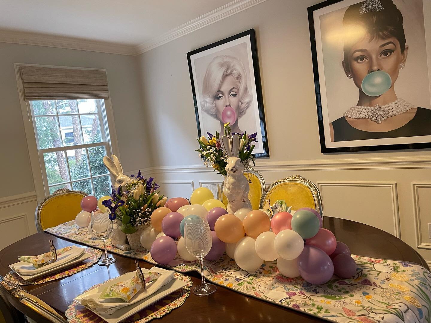 The Easter bunny 🐰 came early here&hellip;since we are obsessed with balloons 🎈 these days we thought why not do a balloon table runner for Easter brunch?! 

DM me to order your Easter table balloon garland @inflatectny 

#inflatelouisville #inflat