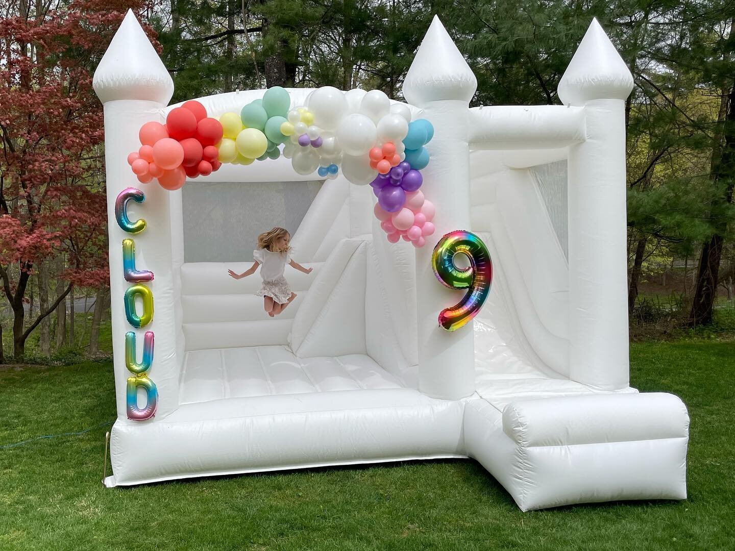 I was on ☁️ Cloud 9 to help bring sweet Sydney&rsquo;s 9th birthday vision come together!Thanks @michmoonan @ridgefield_moms for including me in the fun &amp; planning! And while we wanted clouds we dodged that rain 🌧️!

#cloud9 #modernbouncehouse #