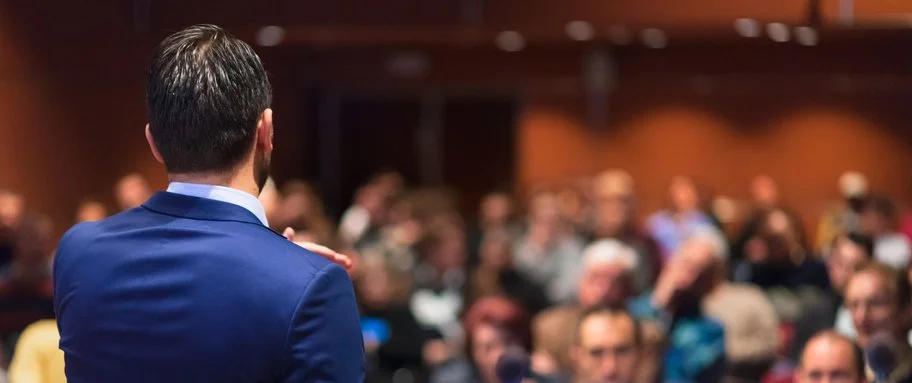 Conferencista hablando a colaboradores de una empresa B2B