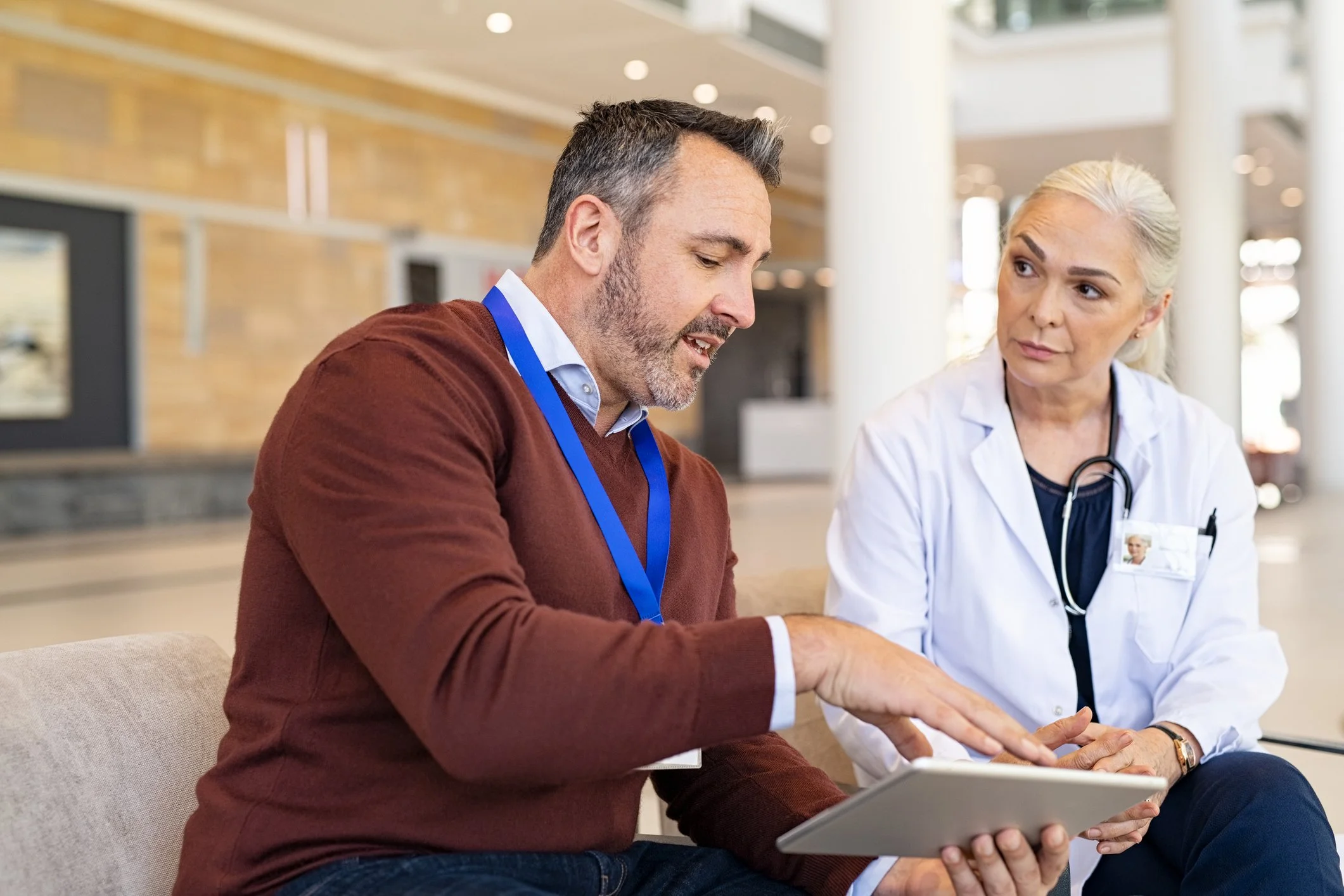 Instructor enseñando ventas a una empresa de productos de salud