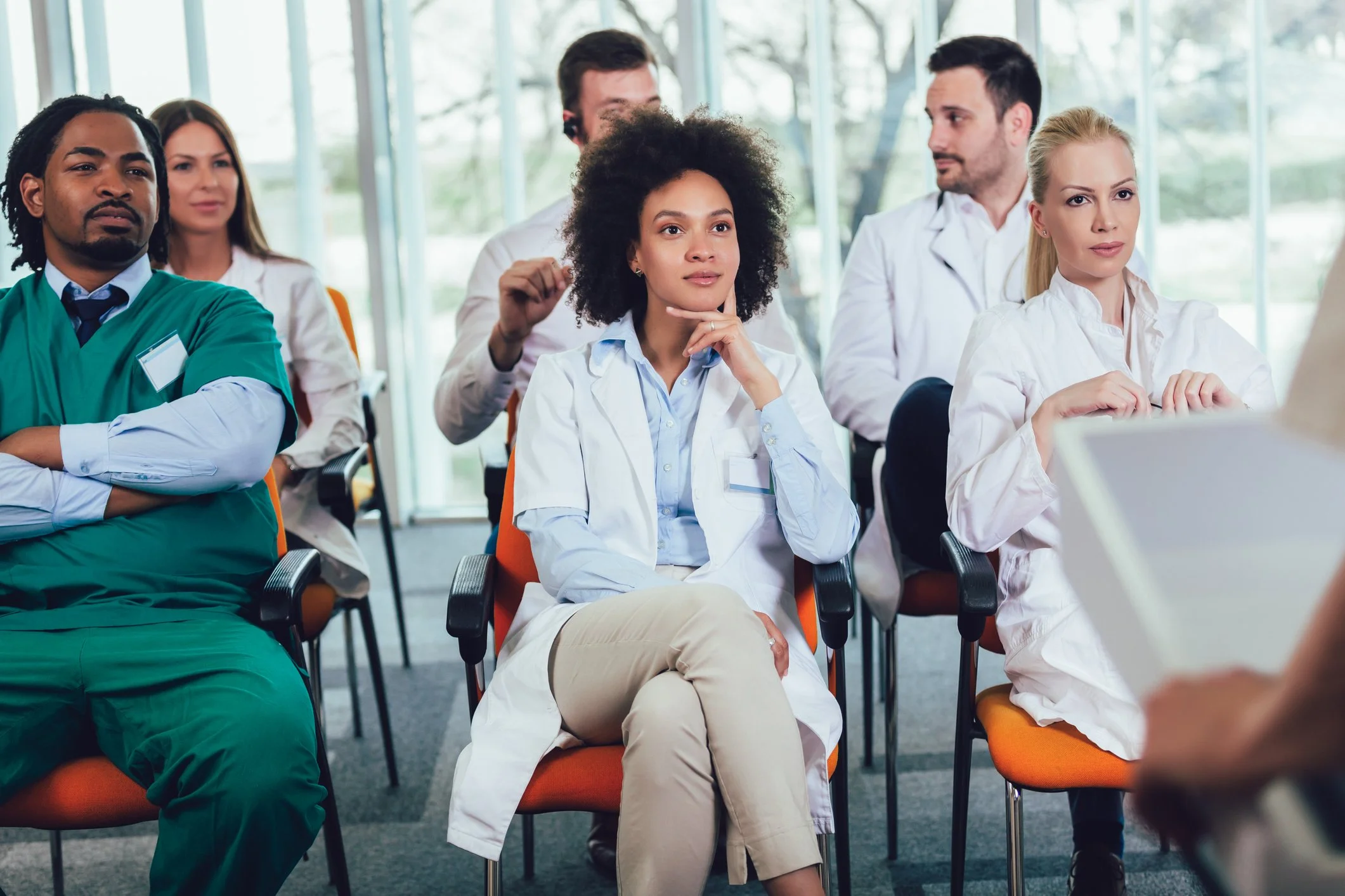Instructor enseñando a médicos a mejorar su servicio y su marca personal