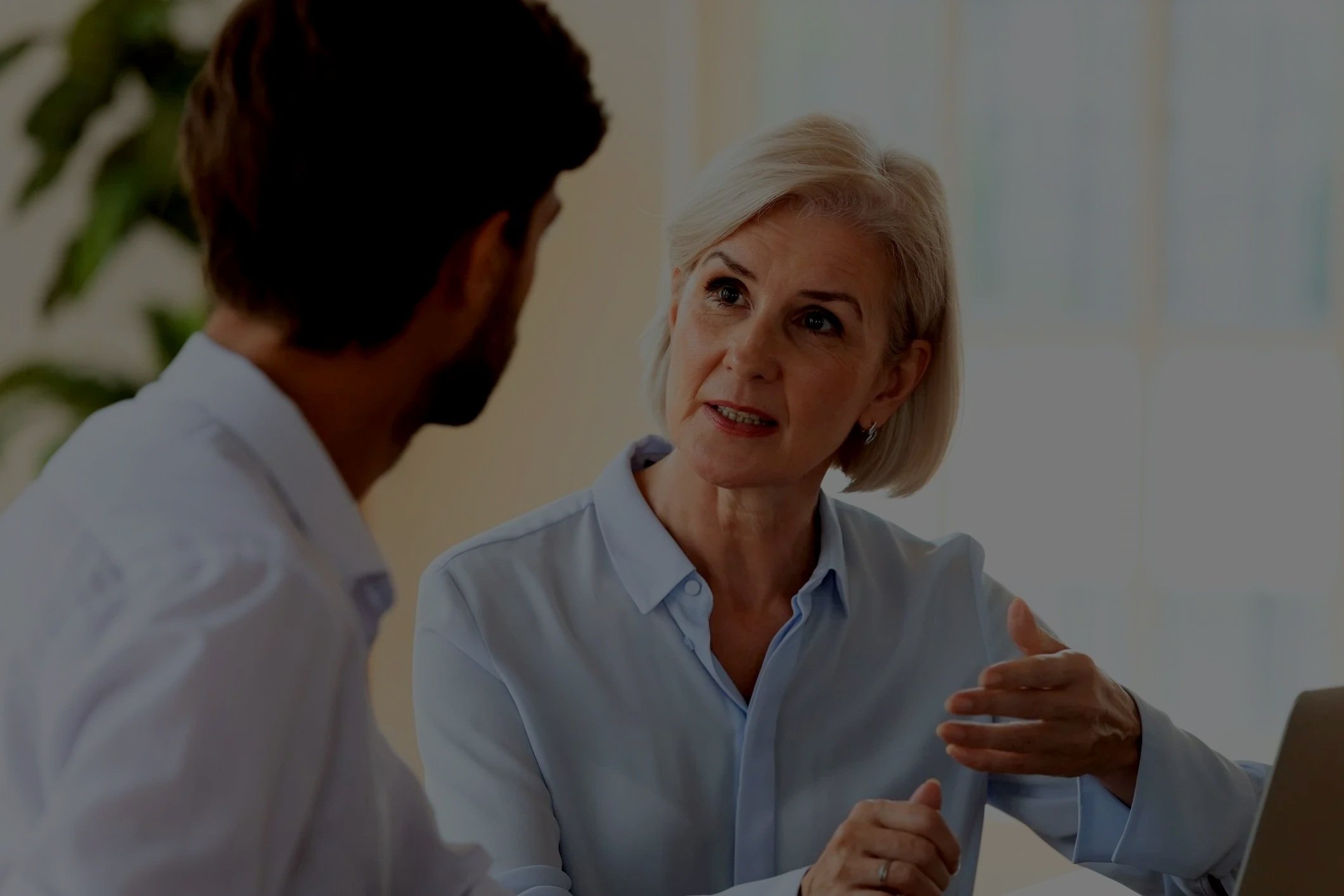Mujer dando una sesión de coaching